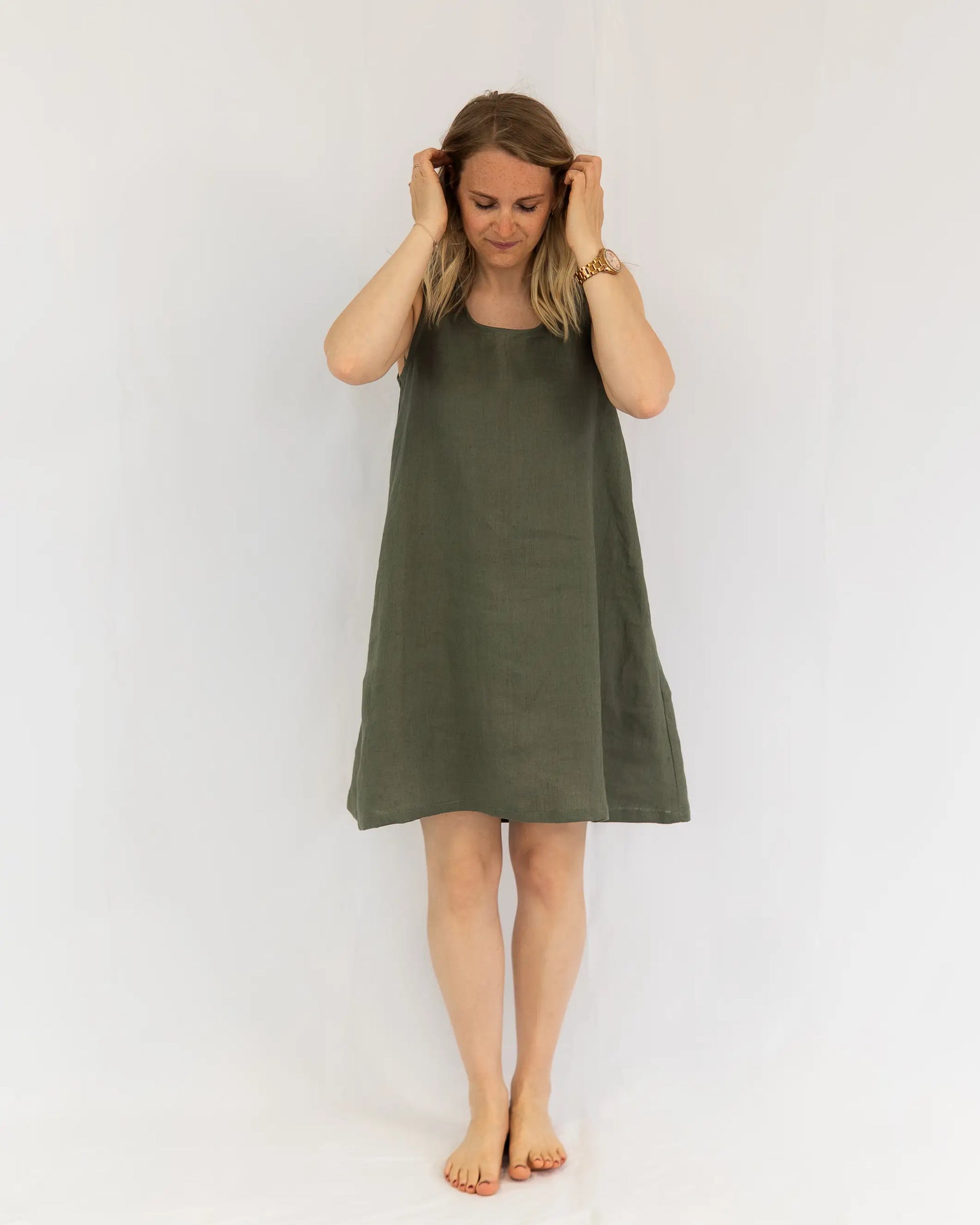 Ärmelloses Damen Leinenkleid als luftiges Sommerkleid, leichtes Trägerkleid aus Leinen – perfekt als bequemes Freizeitkleid für warme Tage.