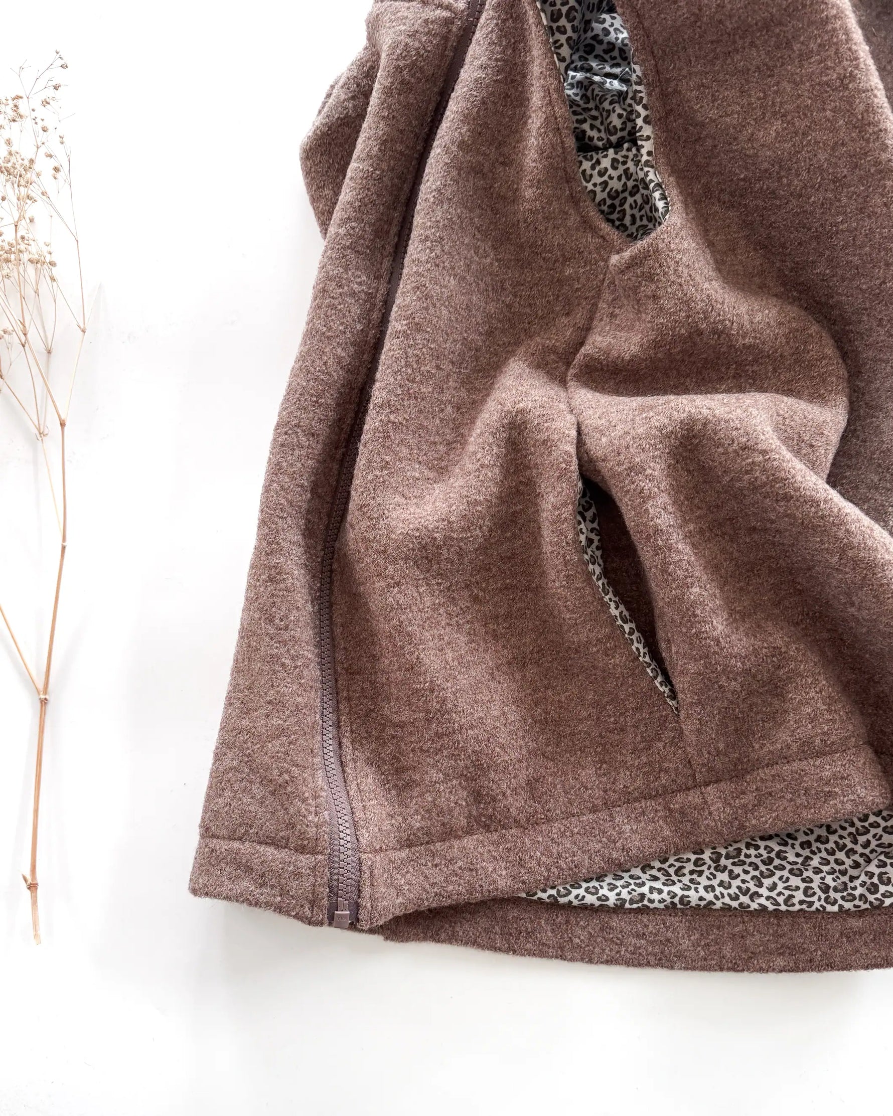 Handgemachte Weste für Damen aus Wollwalk, atmungsaktiv und pflegeleicht, mit Taschen und individuell konfigurierbar für jede Jahreszeit.