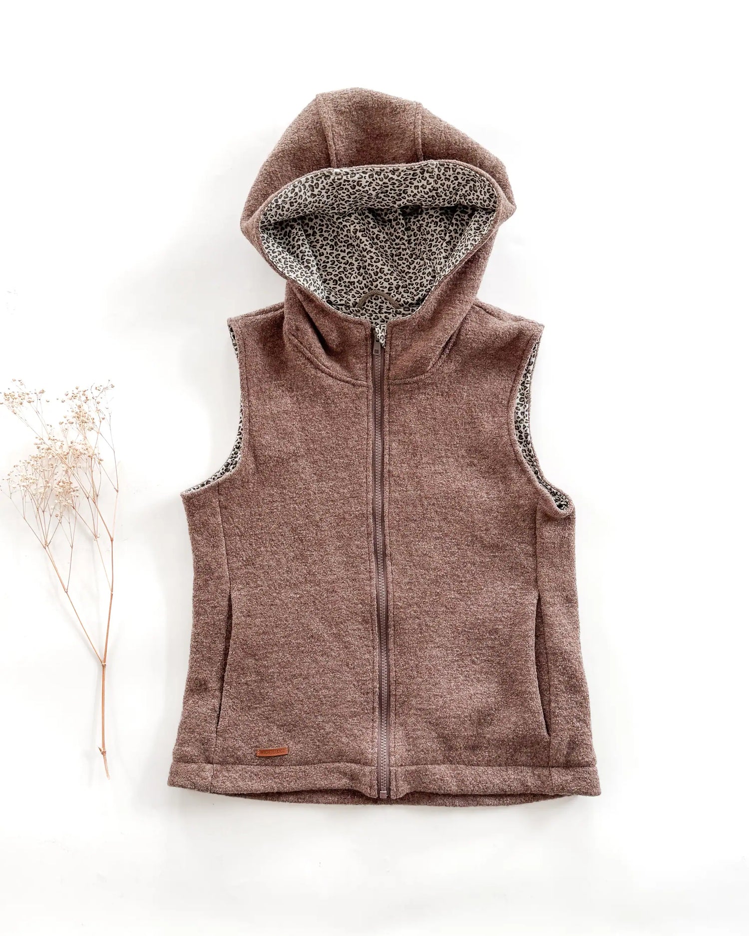 Walkweste für Damen Wollwalk Gilet aus hochwertiger Schurwolle mit Leoprint und Kapuze