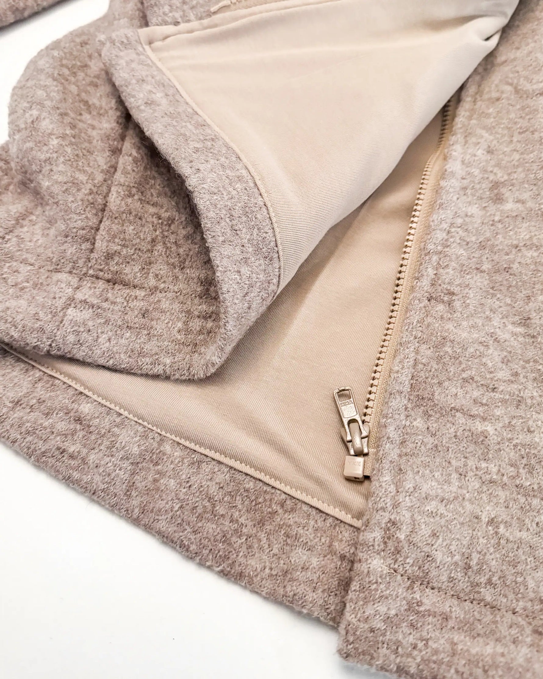 Detailaufnahme von hochwertigem Wollwalk Mantel mit Reißverschluss und großen Taschen, handgemachte Damenkleidung aus Bayern