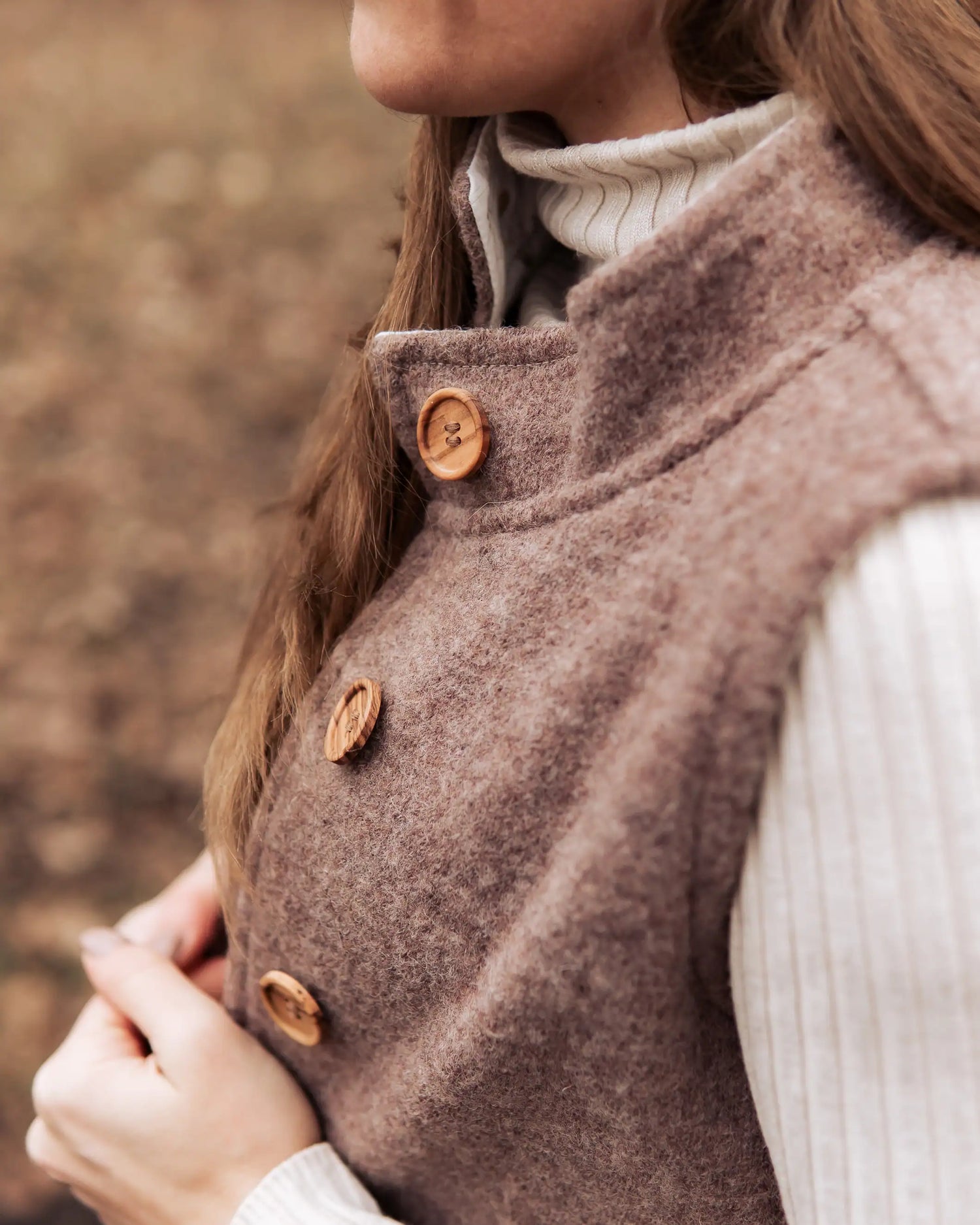 Damen Wollwalk Weste mit Steinnuss-Knöpfen, ideal für Herbst, Frühling und milde Wintertage im Alltag.