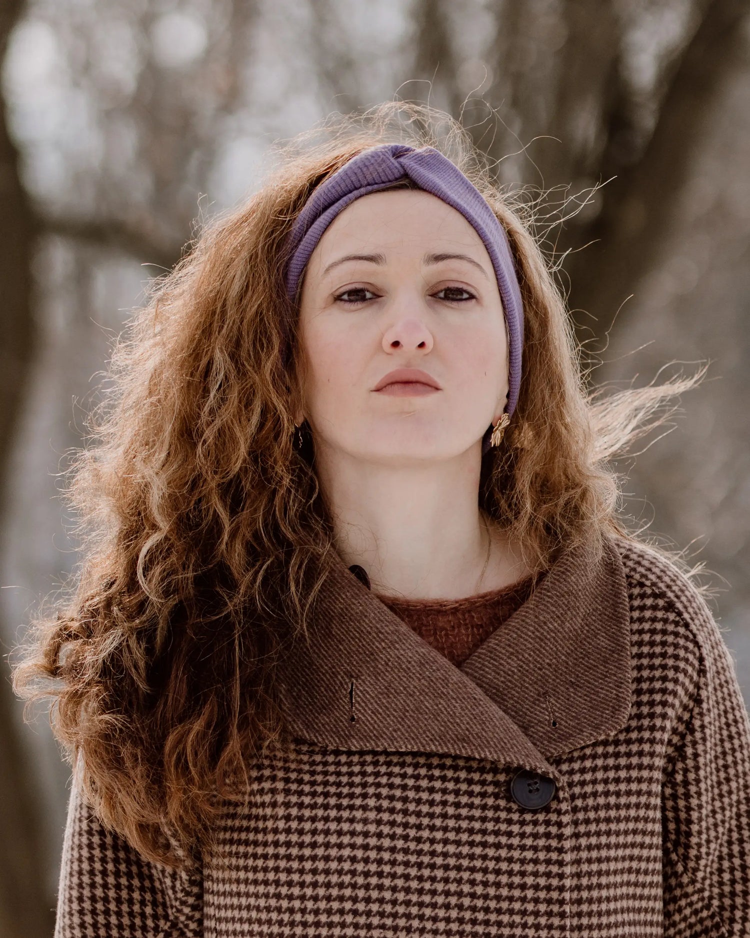 Knoten Stirnband aus nachhaltiger Merinowolle für Damen, rutschfest und angenehm zu tragen, perfekt für Alltag und Spaziergänge.