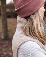 Damenweste aus 100% Bio-Wollfleece mit Stehkragen, Reißverschluss und Tasachen.