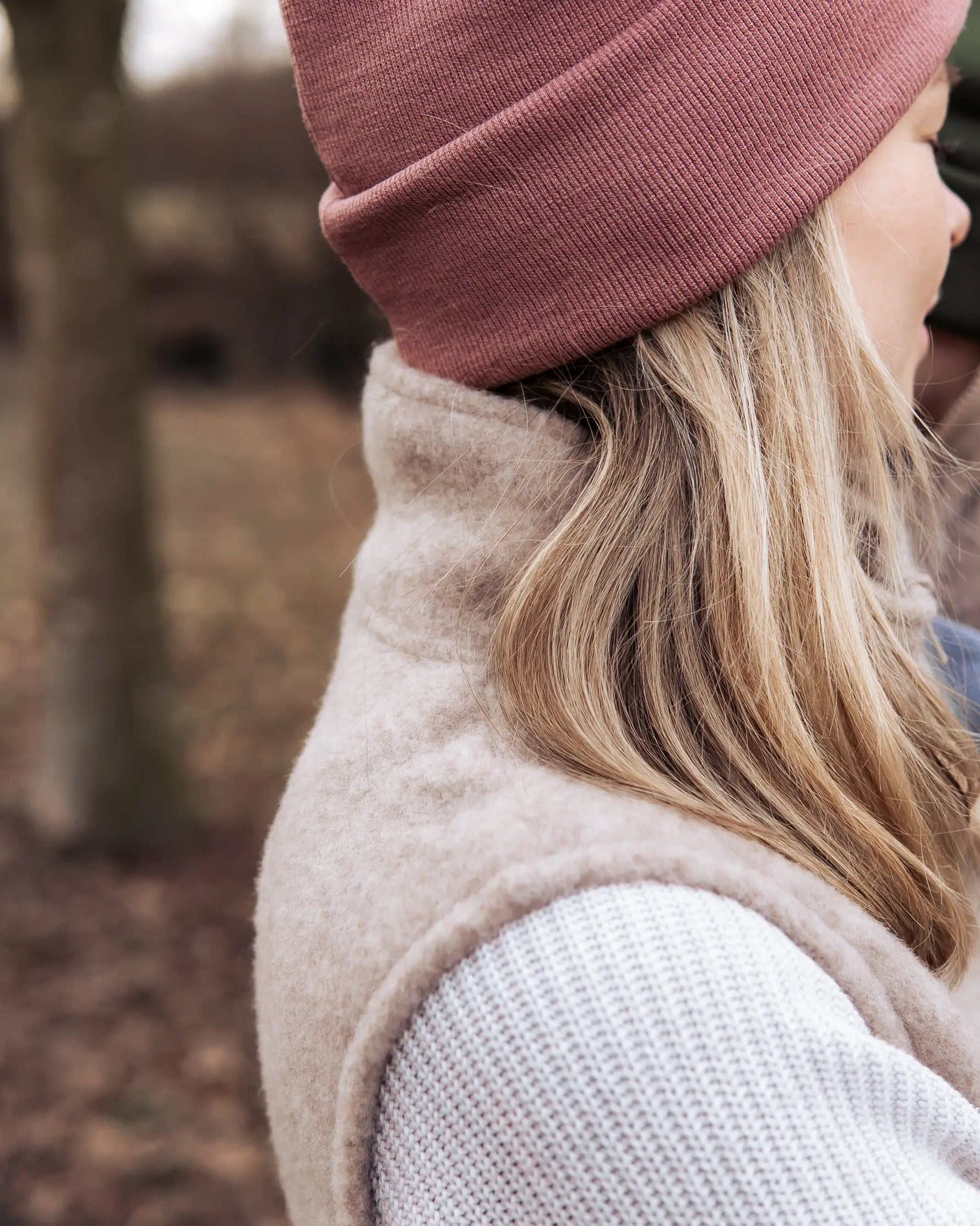 Damenweste aus 100% Bio-Wollfleece mit Stehkragen, Reißverschluss und Tasachen.
