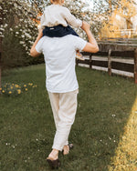 Vater und Kind im Partnerlook mit Leinenhose, abgestimmtes Outfit aus 100% Leinen für einen harmonischen Familienlook bei besonderen Anlässen