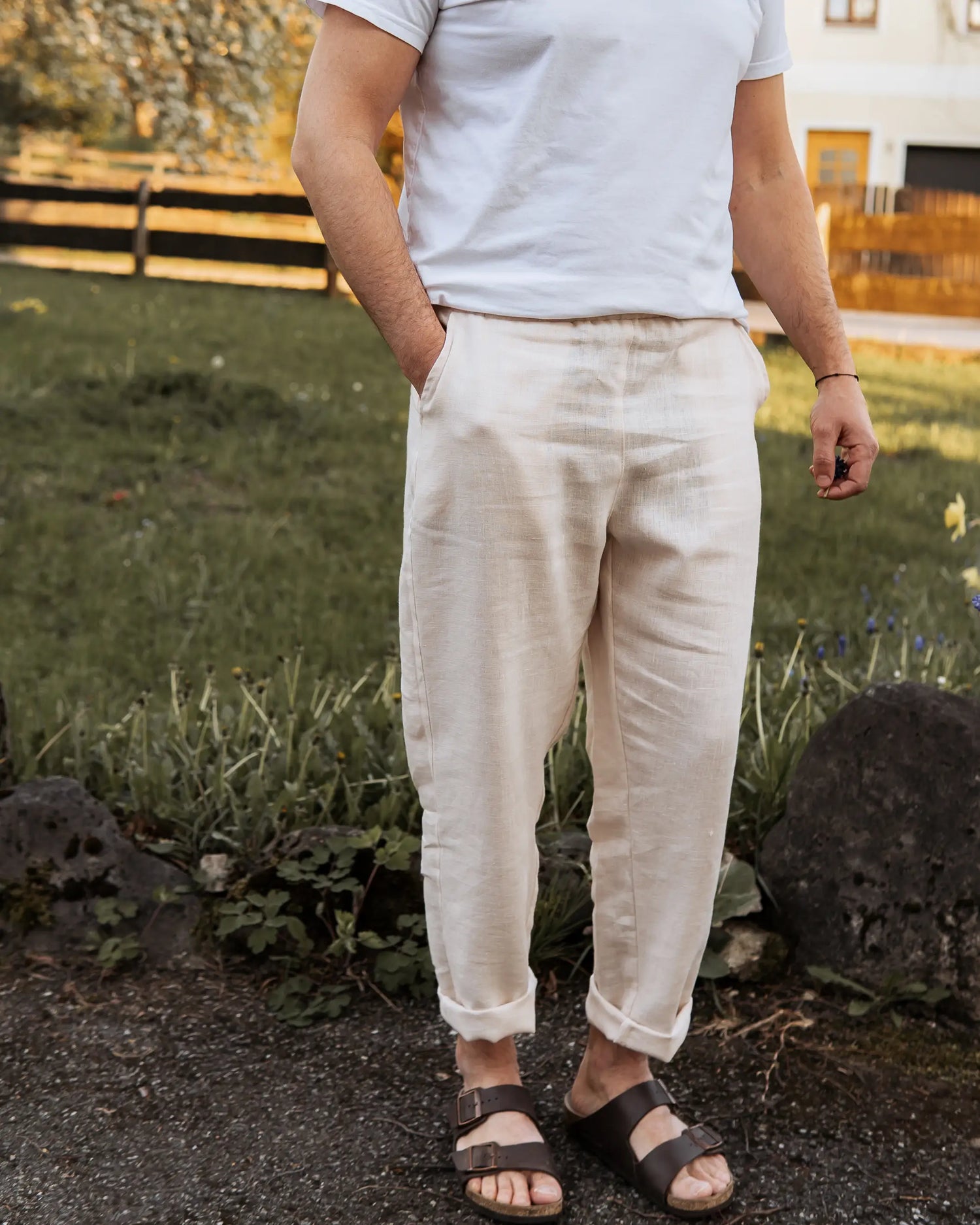 Herren Leinenhose im Chino-Schnitt mit lockerer Passform, weich fallend und angenehm kühlend im Sommer. Ideal für festliche Anlässe oder Feiern