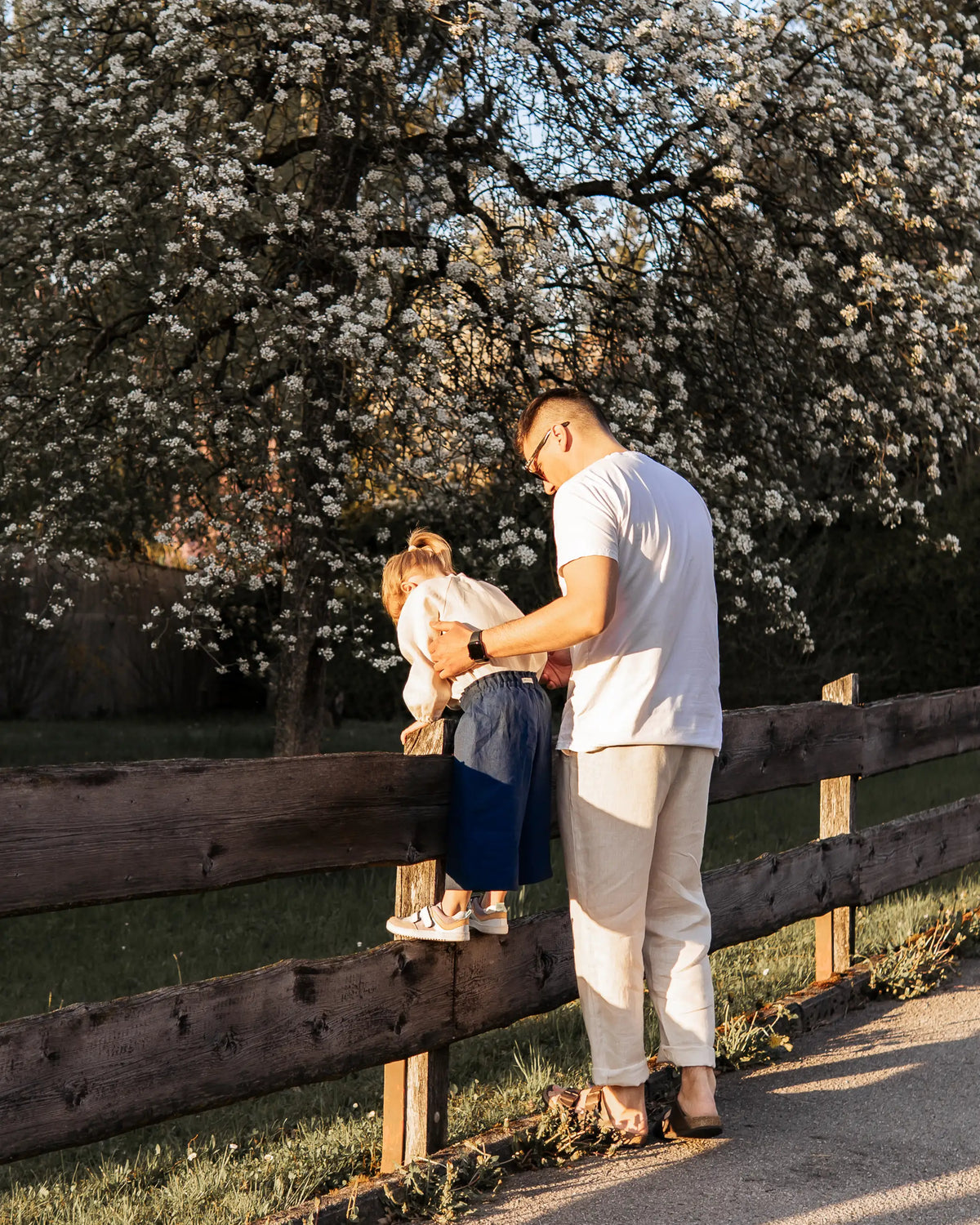 Herren Leinenhose im Papa Sohn Mini-Me Stil mit passender Kinderhose, ideal für festliche Anlässe, Feiern oder Familienfotos im natürlichen Look