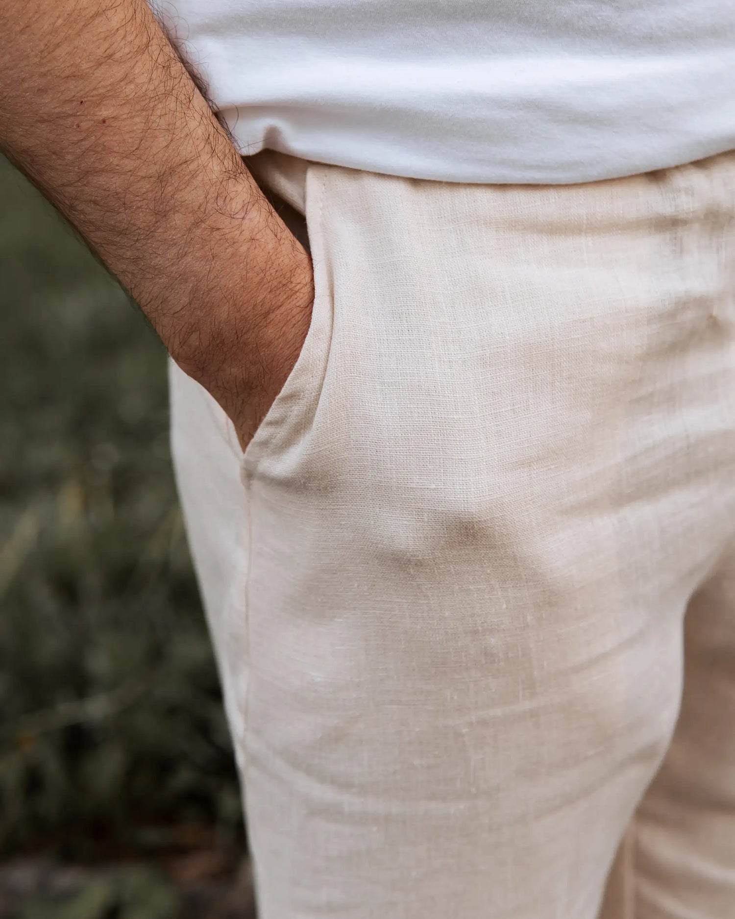 nachhaltige Herren Shorts aus Leinen, weich auf der Haut und angenehm kühlend bei Hitze. Mit großen EIngriffs-Taschen