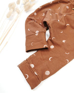 Handgemachte Chiller-Hose für Kinder aus Baumwolljersey, perfekt zum Spielen, Entspannen und Kombinieren mit T-Shirt oder Beanie.