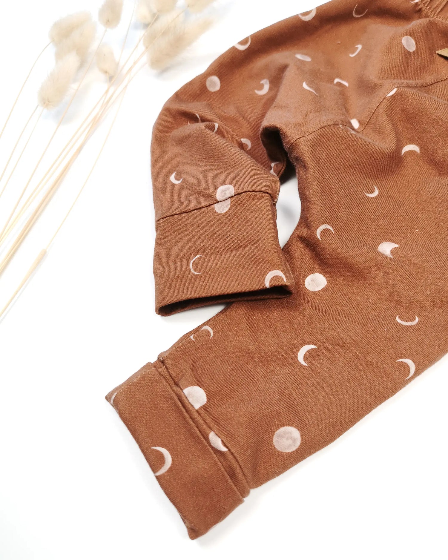Handgemachte Chiller-Hose für Kinder aus Baumwolljersey, perfekt zum Spielen, Entspannen und Kombinieren mit T-Shirt oder Beanie.