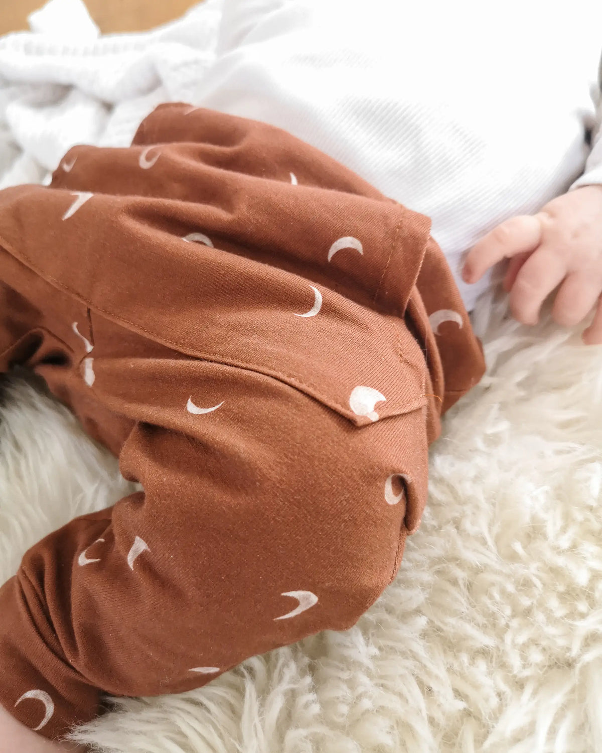 Bequeme Babyhose aus weichem Jersey mit Platz für Windelpopos und optionalen Details wie Kordel oder Kängurutasche.