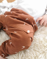 Bequeme Babyhose aus weichem Jersey mit Platz für Windelpopos und optionalen Details wie Kordel oder Kängurutasche.