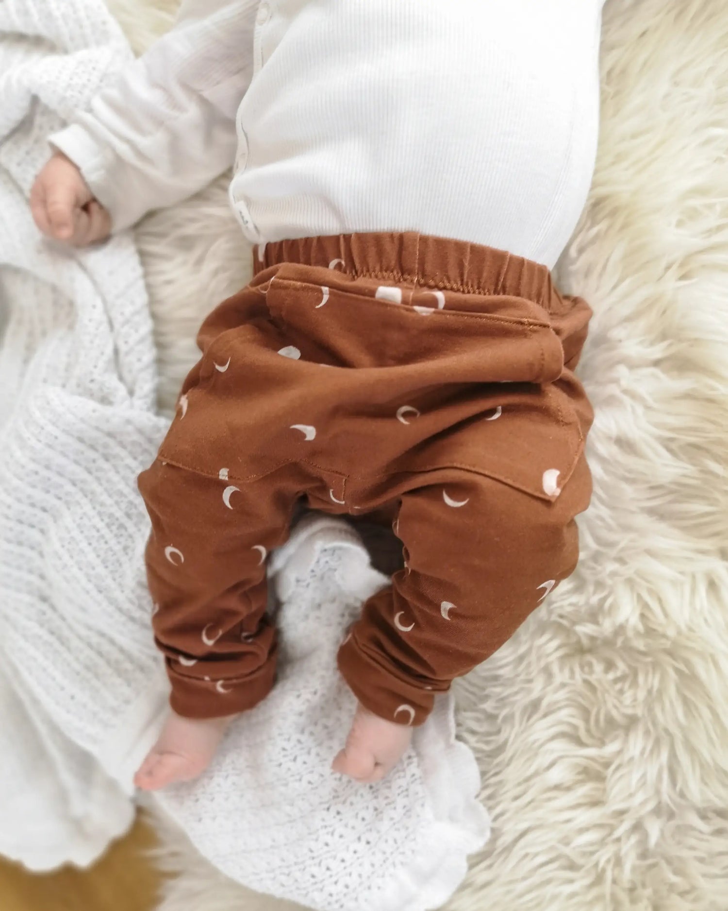 Kuschelige Kinderhose aus Baumwolljersey mit lockerem Schnitt und umklappbaren Bündchen, ideal für Babys und Kleinkinder im Alltag.