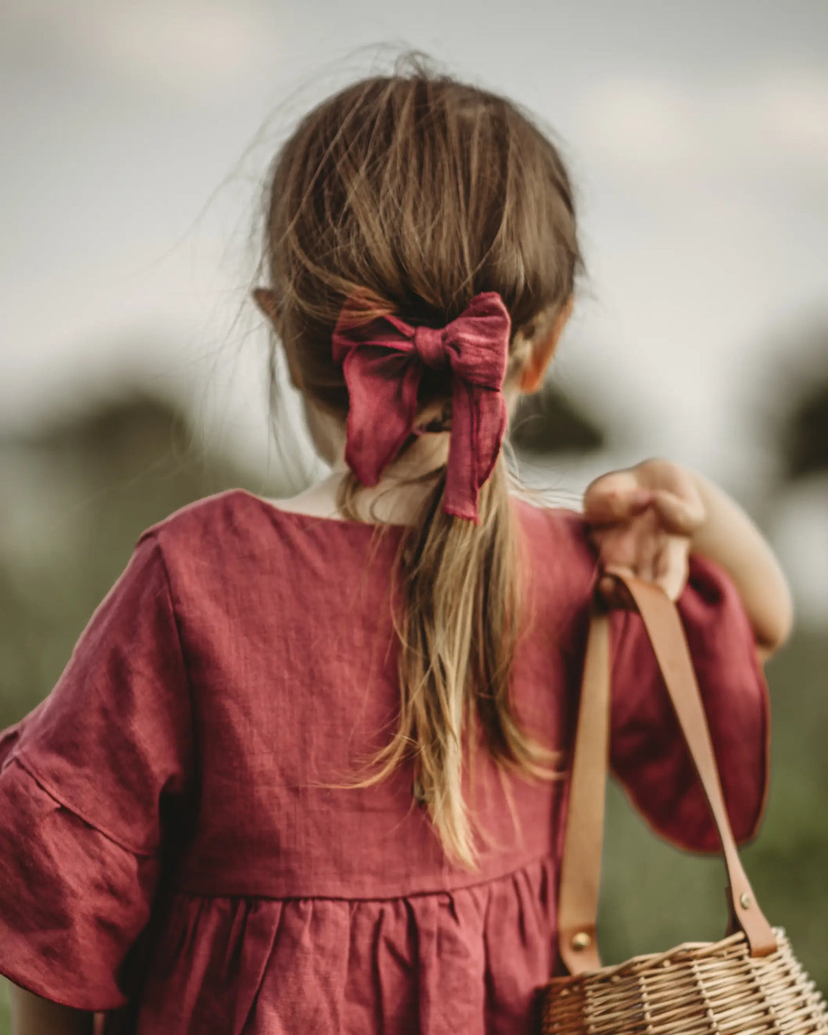Leinenkleid mit Volants für Kinder, leicht und atmungsaktiv, perfekt für Hochzeit, Taufe und warme Sommertage. Kombiniert mit Haarschleife aus Leinen. Das perfekte Mädchen Outfit für ein Blumenmädchen auf der Hochzeit