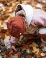 Nachhaltige Baby- und Kindermütze aus mulesingfreier Merinowolle, weich, dehnbar und perfekt kombinierbar mit Wollwalk Kleidung im Alltag.