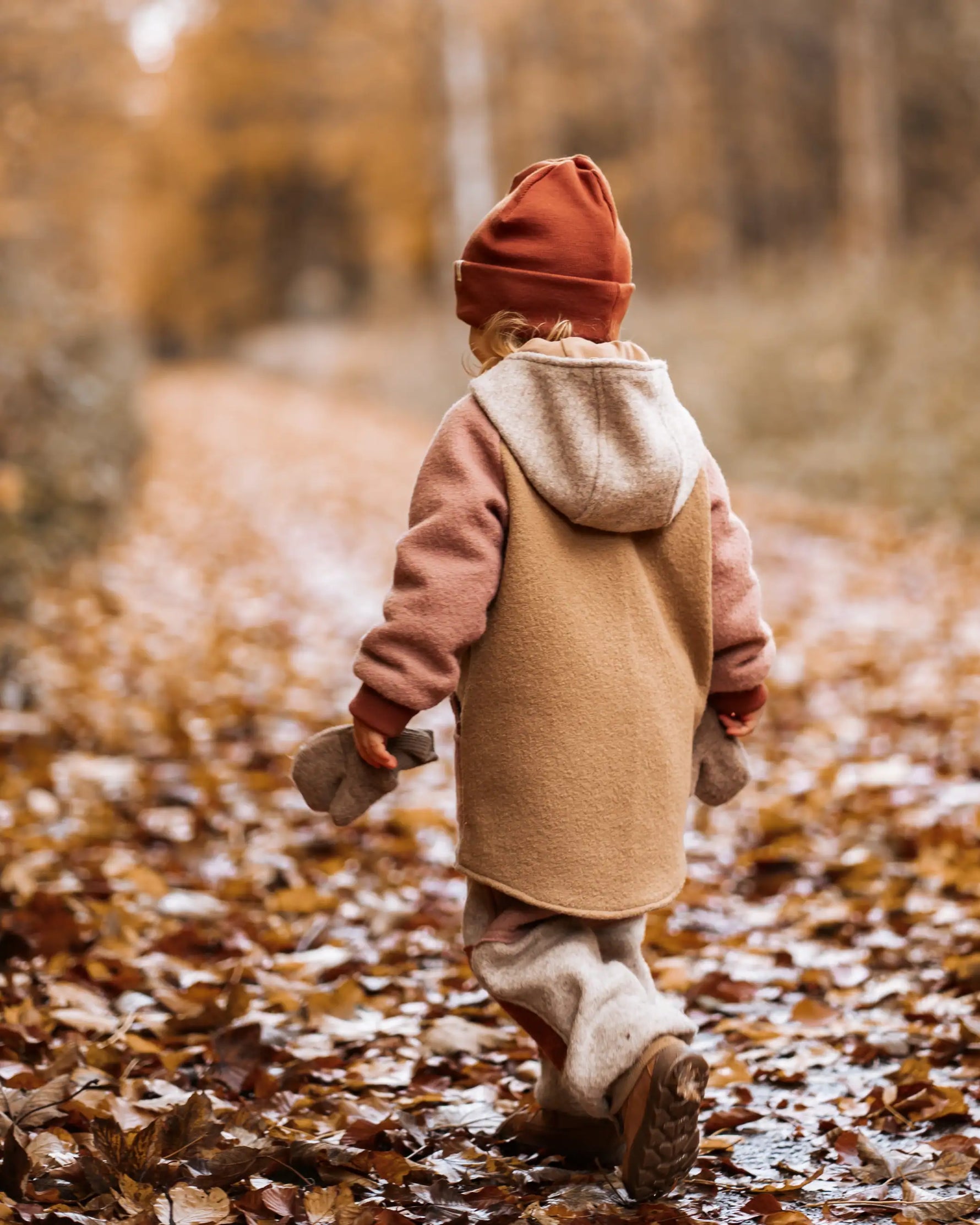 Colorblock Walkjacke und Hose für Kinder aus Wollwalk, gefüttert mit Bio-Baumwolle, warm und temperaturausgleichend für Herbst und Winter.