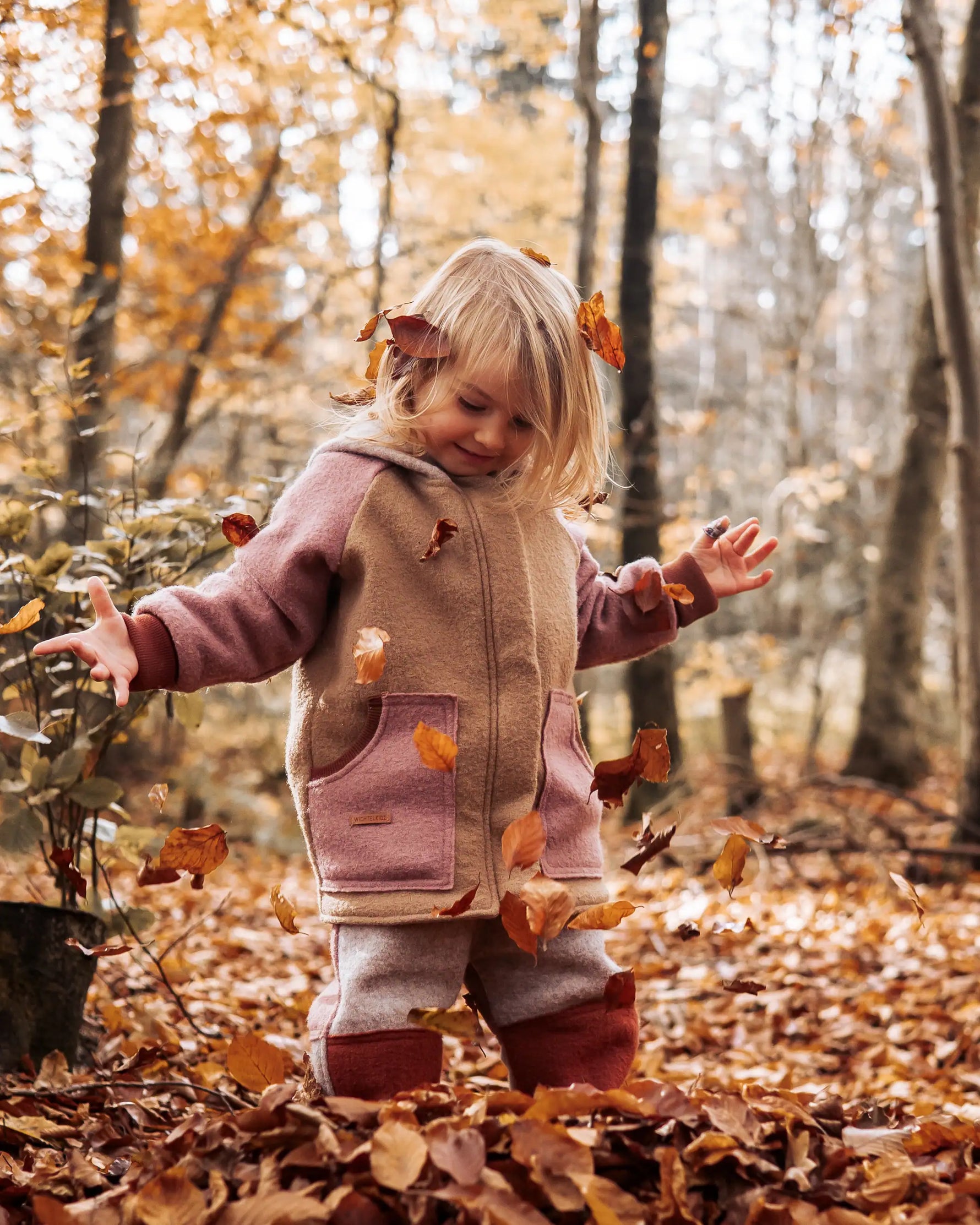 Walkoutfit mit Colorblockjacke und Hose für Kinder aus Schurwolle, wasserabweisend und atmungsaktiv, handgemacht und perfekt für kühle Tage.