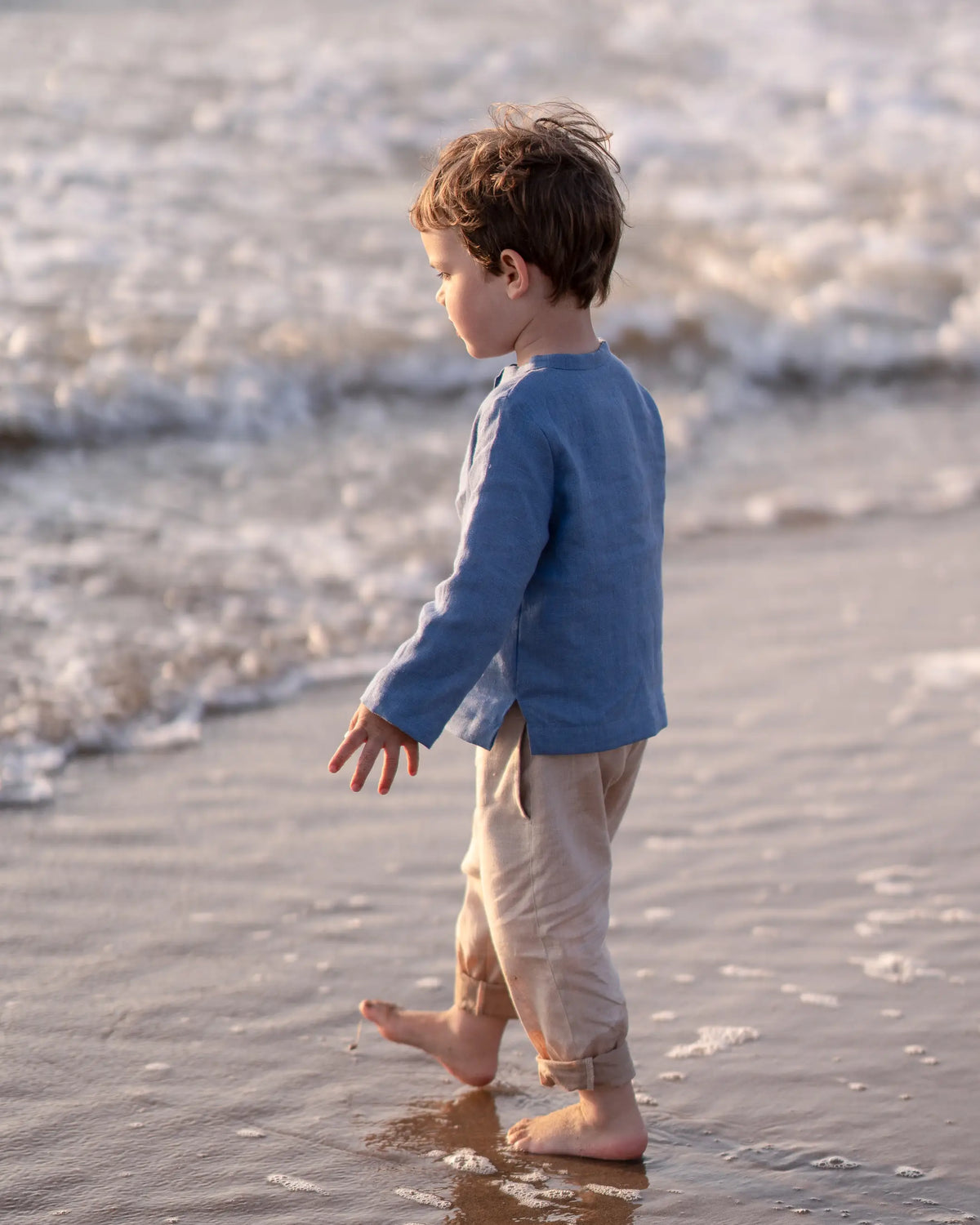 Baby Shorts aus Leinen, lockerer Schnitt für viel Bewegungsfreiheit, hautfreundlich und perfekt kombinierbar mit T-Shirt und Sonnenhut.