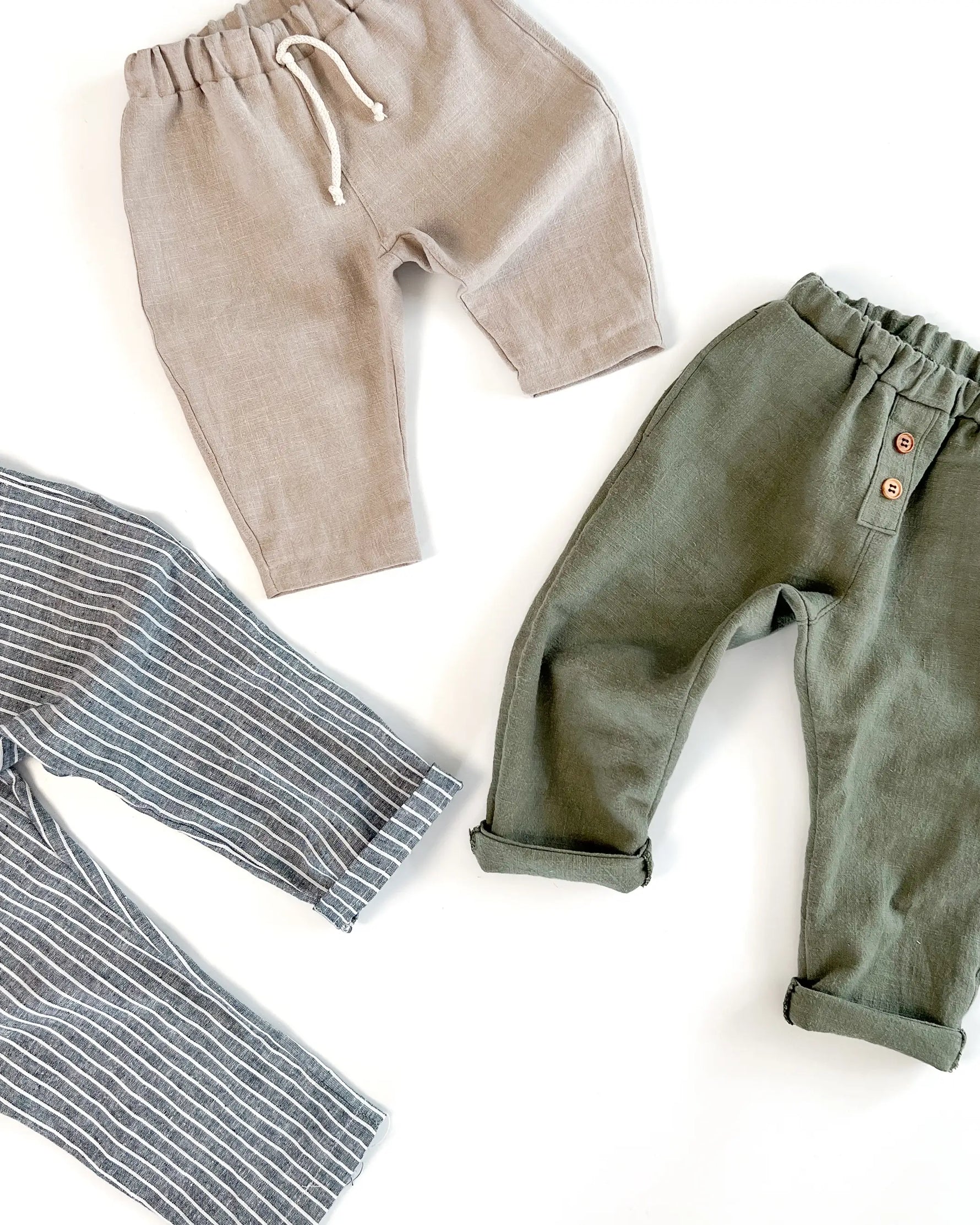 Kinder Leinenhosen aus Leinen in sand, olive und blau gestreift