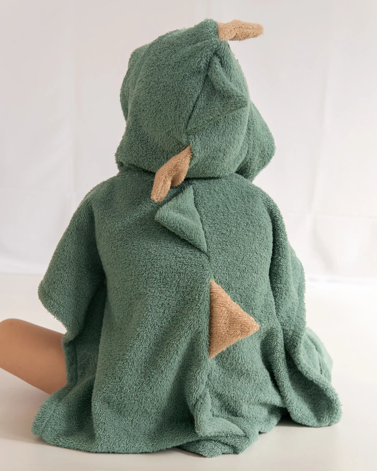 Kinder-Badeponcho aus Baumwoll-Frottee im Dinosaurier-Design mit Kapuze, Dinozacken und Bauchtasche – saugfähig, weich und ideal zum schnellen Abtrocknen nach Badewanne, Strand oder Schwimmbad.