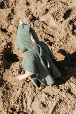 Baby- und Kinder-Badeponcho Dino aus Baumwoll-Frottee mit großer Kapuze und Dinozacken. Toller Frottee Poncho als Geschenk zur Geburt oder zum ersten oder zweiten Geburtstag für Jungs
