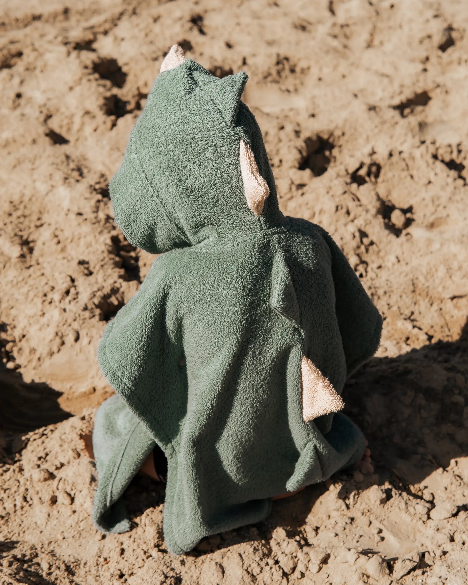 Baby- und Kinder-Badeponcho Dino aus Baumwoll-Frottee mit großer Kapuze und Tasche, nimmt Feuchtigkeit schnell auf und eignet sich perfekt als Kapuzenhandtuch ab Geburt sowie für Kinder von 1–6 Jahren.