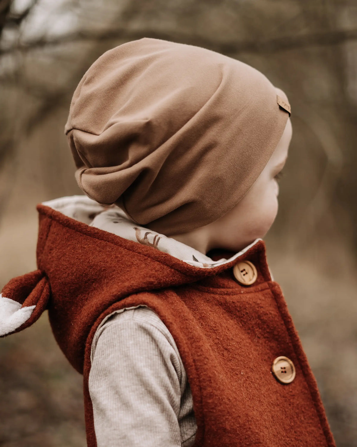 leichte Kindermütze aus Bio-Baumwolle, locker fallend und vielseitig kombinierbar zu Walkoverall, Walkweste oder Walkjacke für kühlere Tage