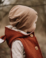 leichte Kindermütze aus Bio-Baumwolle, locker fallend und vielseitig kombinierbar zu Walkoverall, Walkweste oder Walkjacke für kühlere Tage