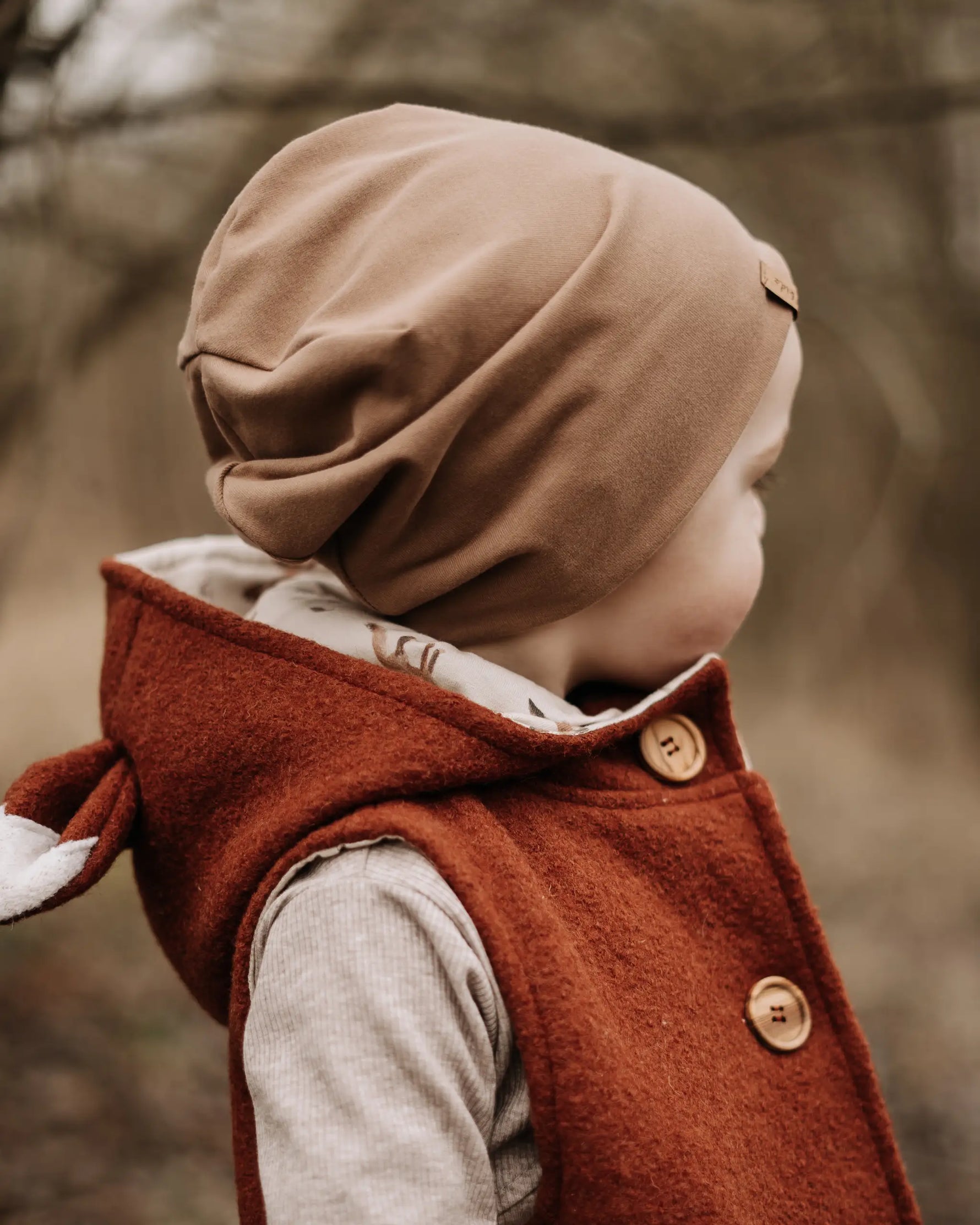 leichte Kindermütze aus Bio-Baumwolle, locker fallend und vielseitig kombinierbar zu Walkoverall, Walkweste oder Walkjacke für kühlere Tage