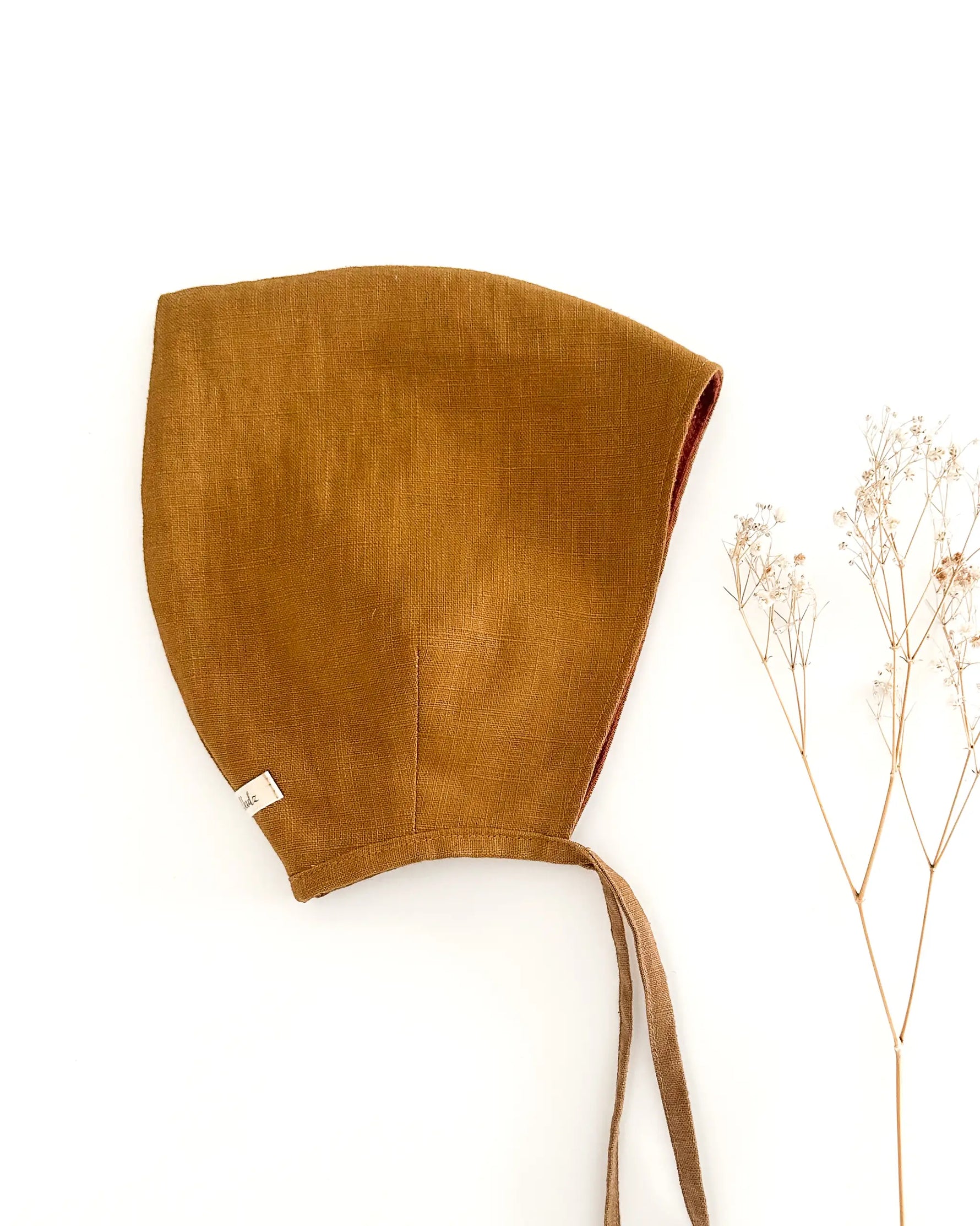 Pixiemütze aus Leinen für Babys und Kinder, leichte Zwergenmütze mit Zipfel und Bindebändern, atmungsaktive Sommermütze schützt Kopf vor Sonne und Wind.
Ideal als Jungen Babyhaube für Frühling und Sommer und eine bequeme kopfbedeckung mit einzigartigem Look.
