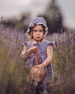 perfektes Sommer Leinen Outfit für Neugeborene und Kleinkinder für Taufe, Fotoshooting, Geburtstagsfest oder andere feierliche Anlässe. Wunderschöne Leinenkleider für dein Kind und die ganze Familie, die alle begeistern wird