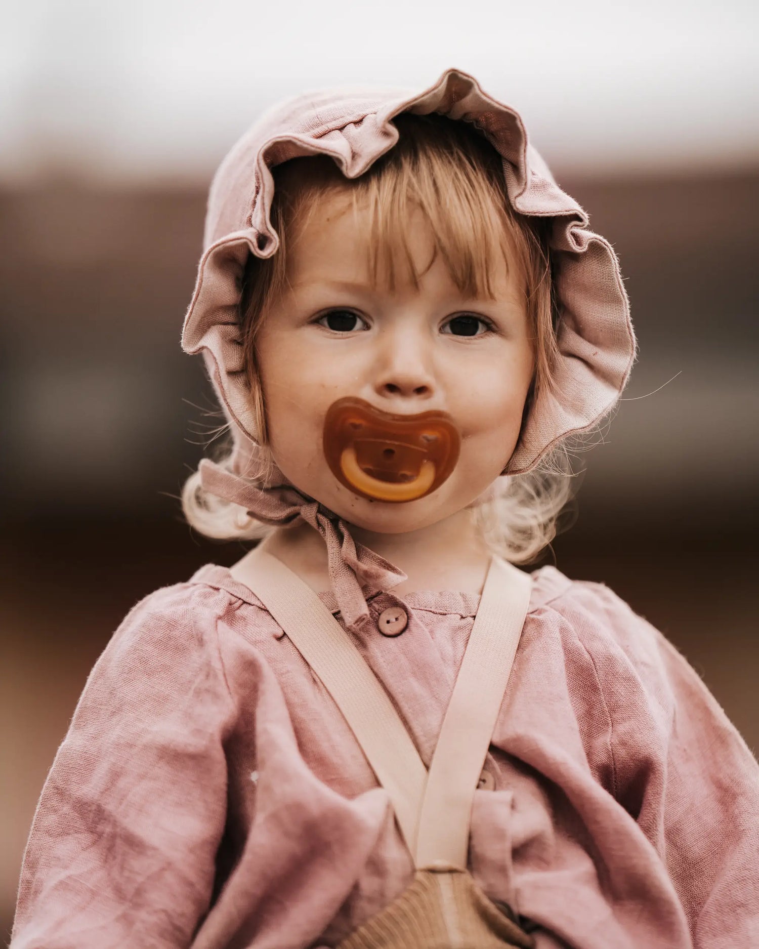 Leinen Bonnet für Babys und Kinder aus 100% weichem Leinen, atmungsaktive Sommermütze für Sommer und Übergangszeit mit Bindebändern, schützt Kopf, Ohren und Gesicht vor Sonne und Wind.