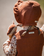 Leichte Babyhaube oder Bonnet aus Leinen für Neugeborene und Kleinkinder, nachhaltige und hautfreundliche Sommerhaube, wendbar und ideal kombinierbar mit Leinenkleidung für einen natürlichen Look.