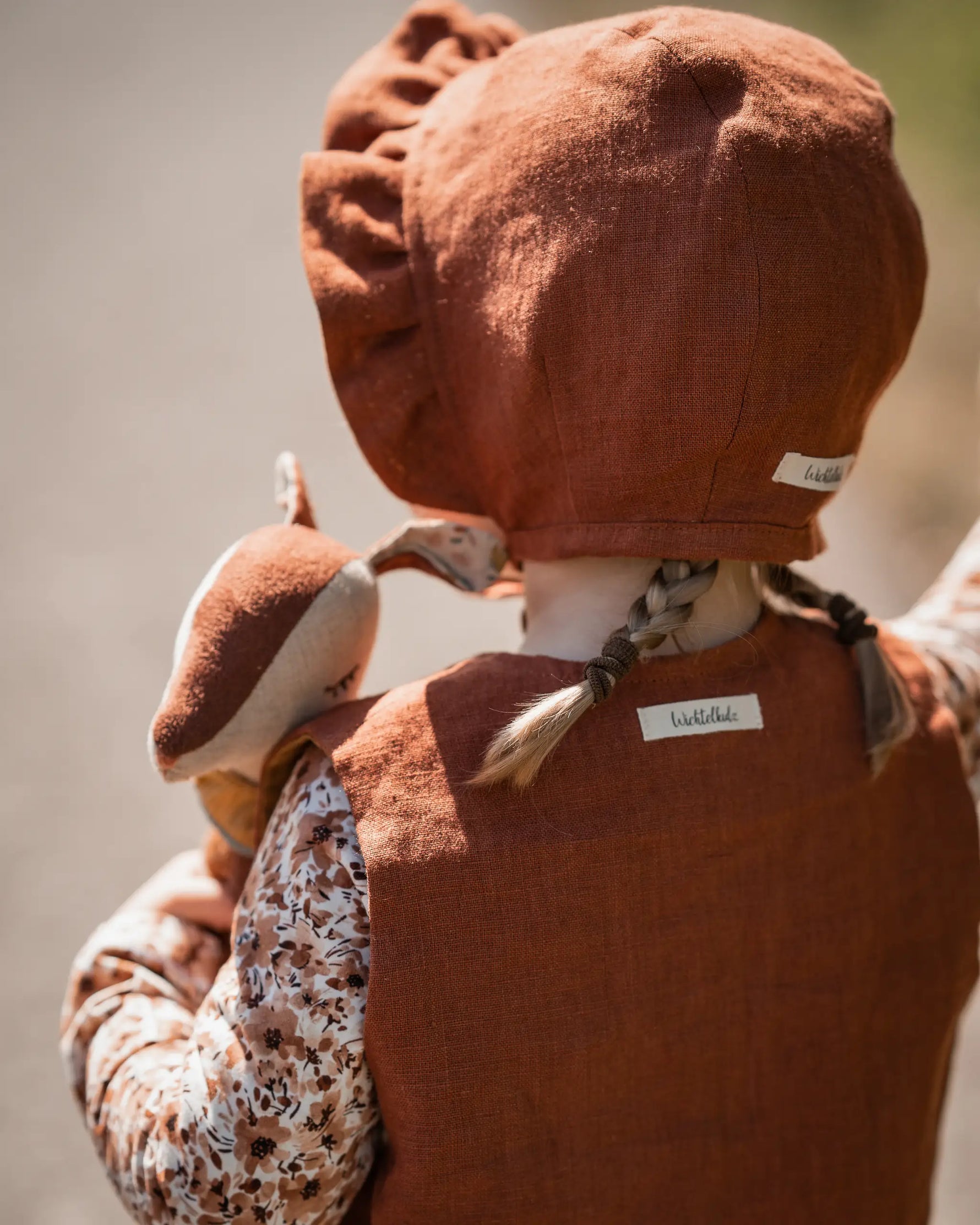 Leichte Babyhaube oder Bonnet aus Leinen für Neugeborene und Kleinkinder, nachhaltige und hautfreundliche Sommerhaube, wendbar und ideal kombinierbar mit Leinenkleidung für einen natürlichen Look.