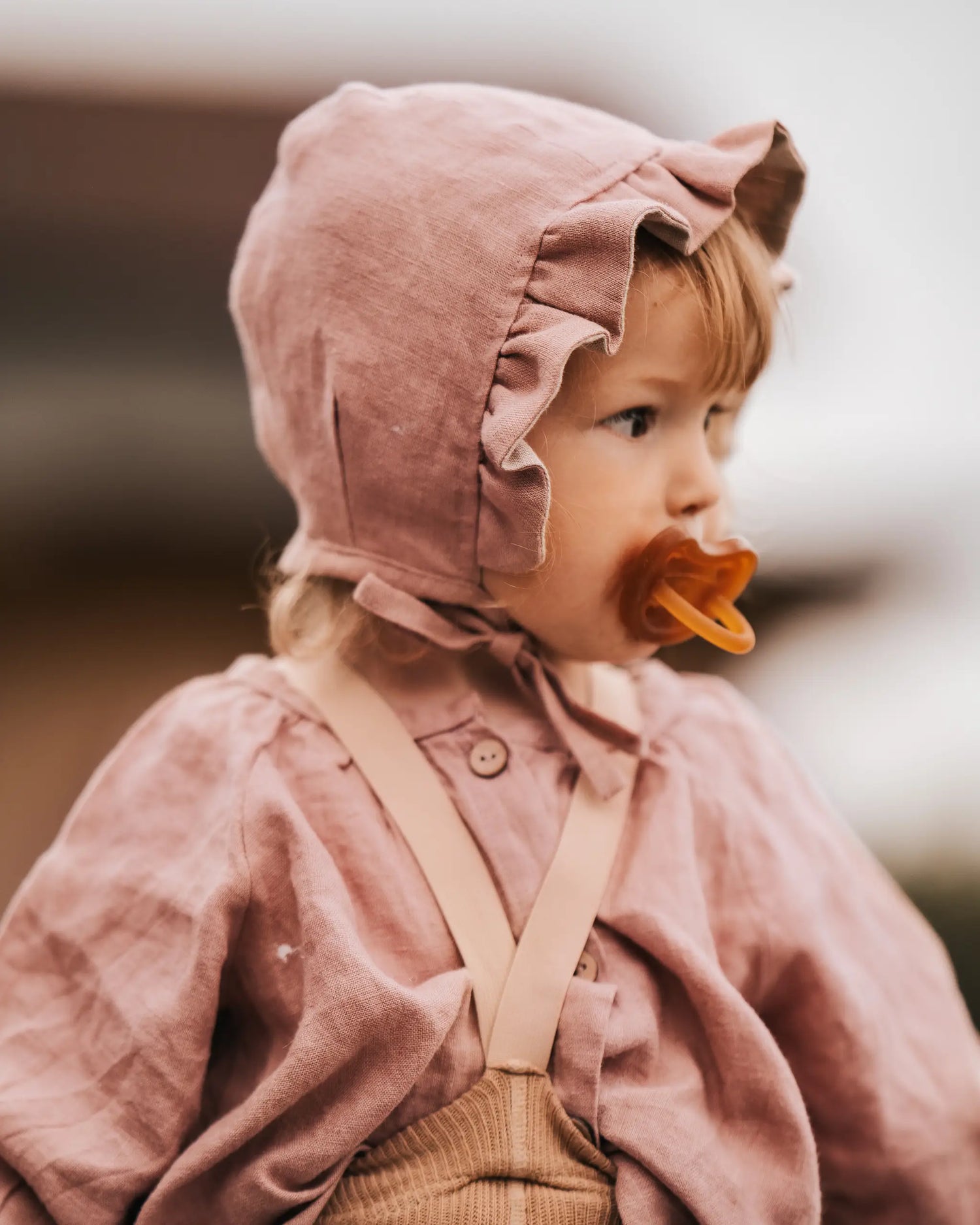Leichte Baby Bonnet aus Leinen für Neugeborene und Kleinkinder, nachhaltige und hautfreundliche Sommermütze, wendbar und ideal kombinierbar mit Leinenkleidung für einen natürlichen Look.
