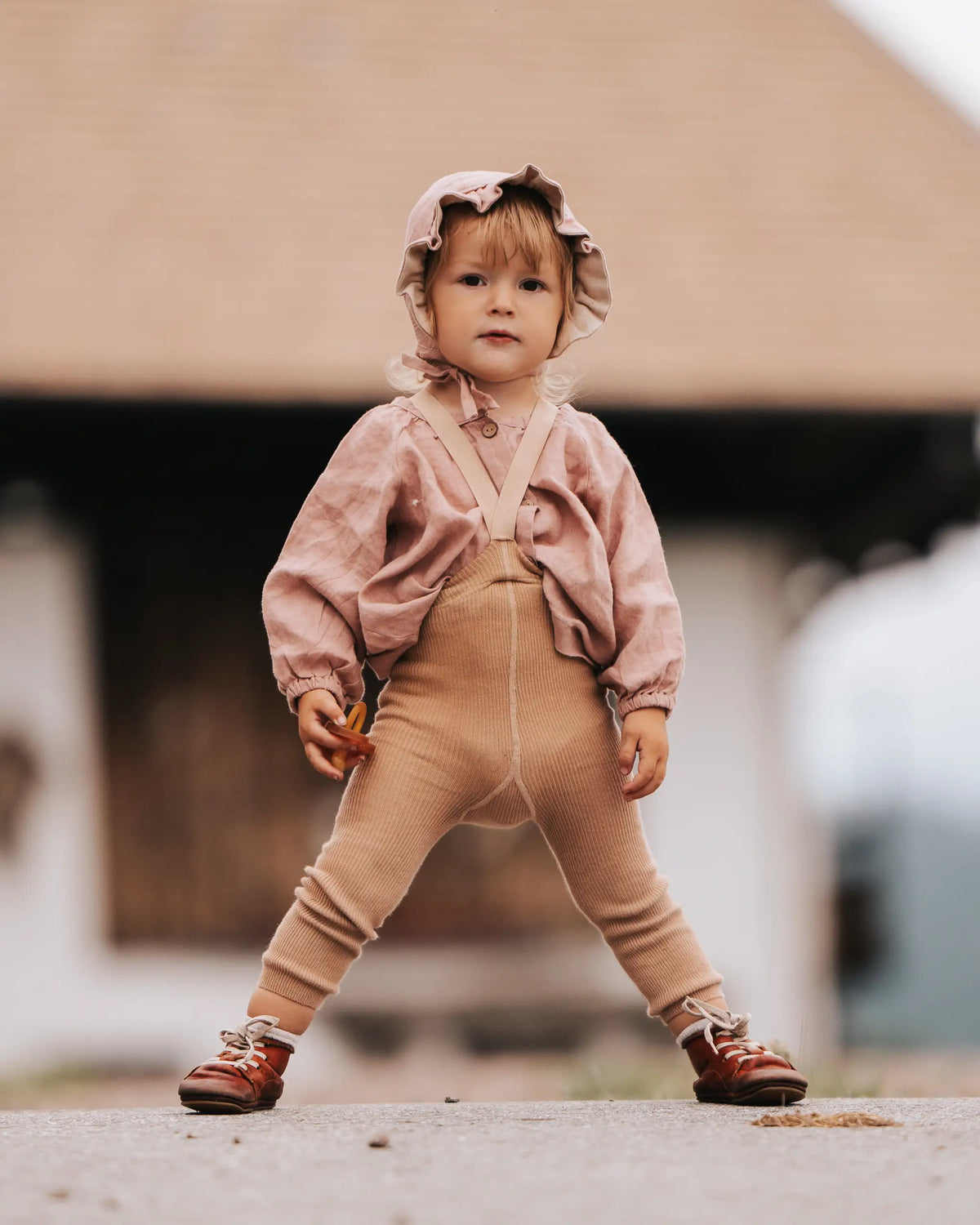 perfektes Sommer Leinen Outfit für Neugeborene und Kleinkinder für Taufe, Fotoshooting, Geburtstagsfest oder andere feierliche Anlässe. Leichte Baby Bonnet aus Leinen für Neugeborene und Kleinkinder mit natürlichem Sonnenschutz