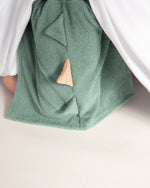 Weicher Kinder-Strandponcho im Dino-Design aus saugfähigem Baumwoll-Frottee mit Kapuze, Dinozacken und Bauchtasche – ideal für Badewanne, Pool oder Urlaub am Meer.