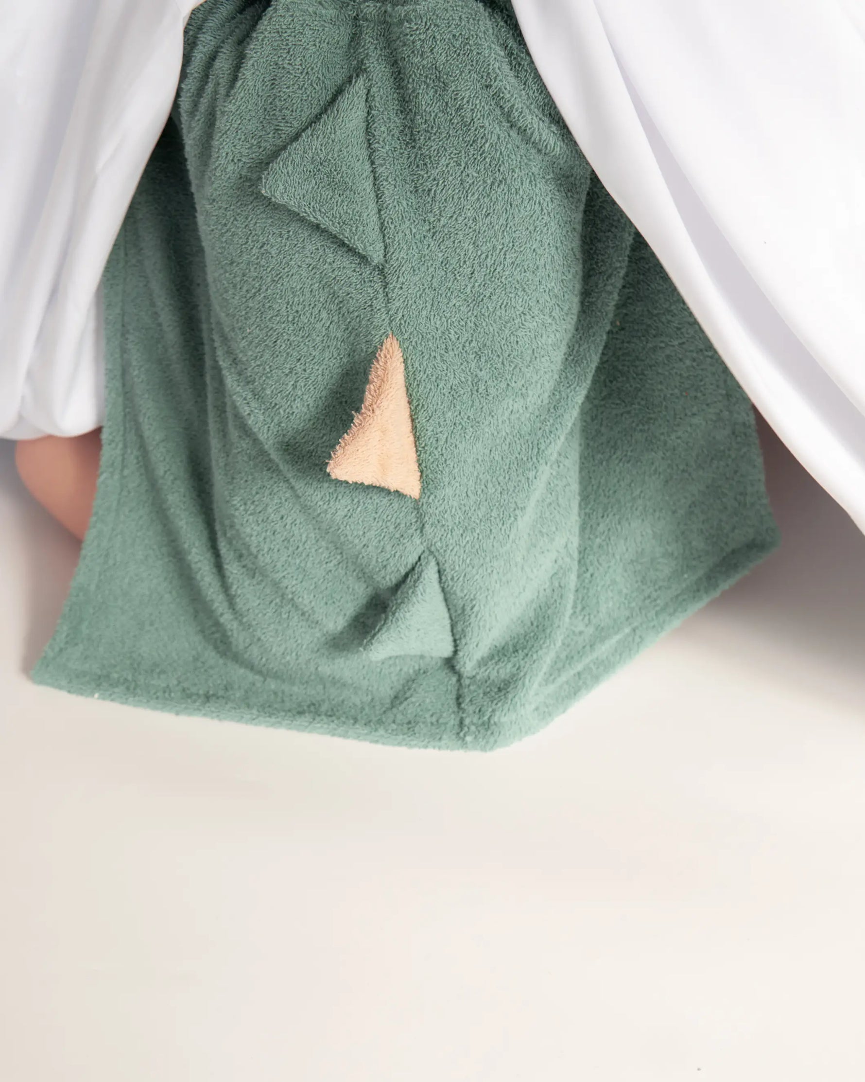 Weicher Kinder-Strandponcho im Dino-Design aus saugfähigem Baumwoll-Frottee mit Kapuze, Dinozacken und Bauchtasche – ideal für Badewanne, Pool oder Urlaub am Meer.