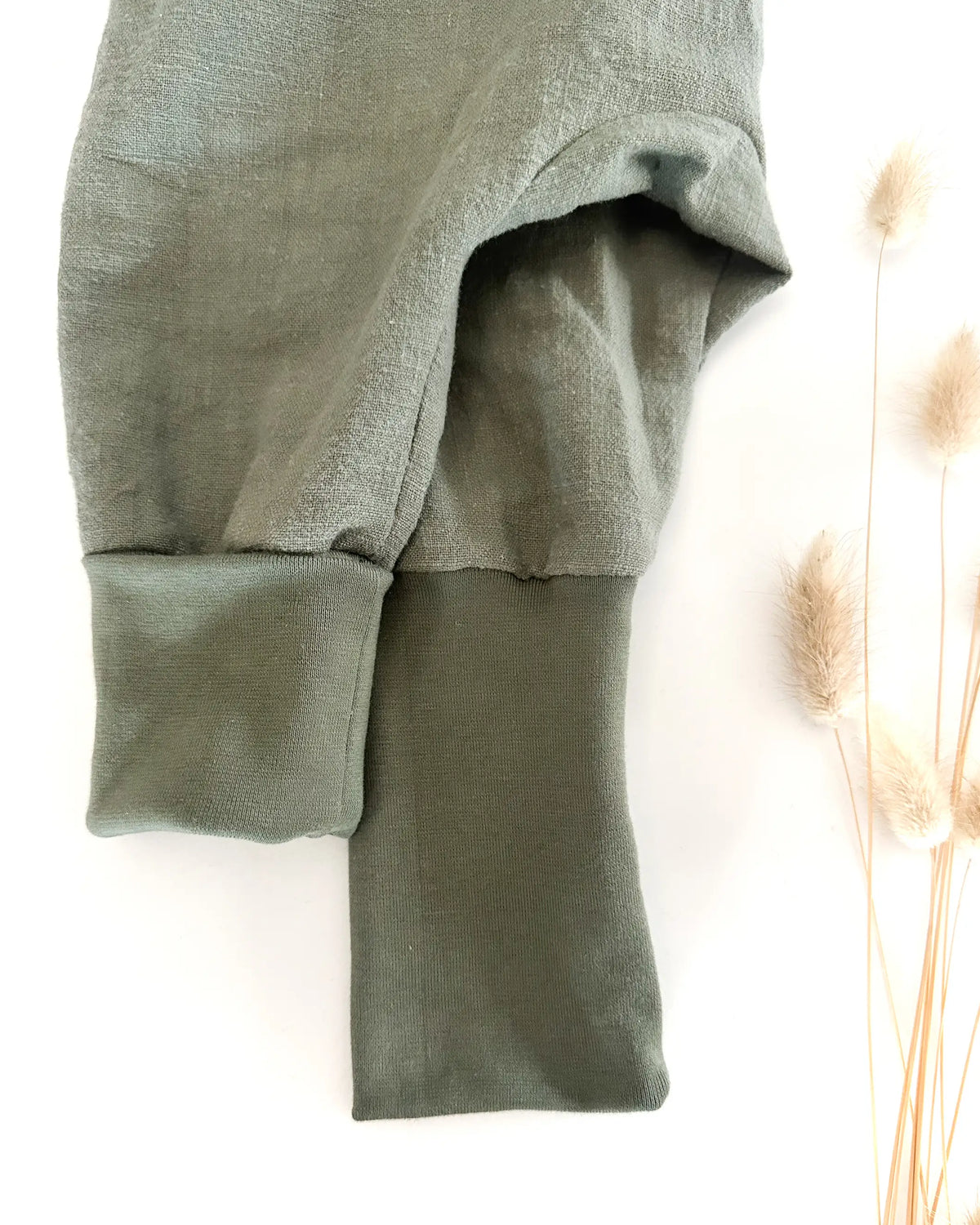 Leinen Knickerbocker für Babys und Kinder, bequeme Pumphose für Windelpopos mit Mitwachs-Bündchen, ideal für Stoffwindeln und viel Bewegungsfreiheit im Alltag.
