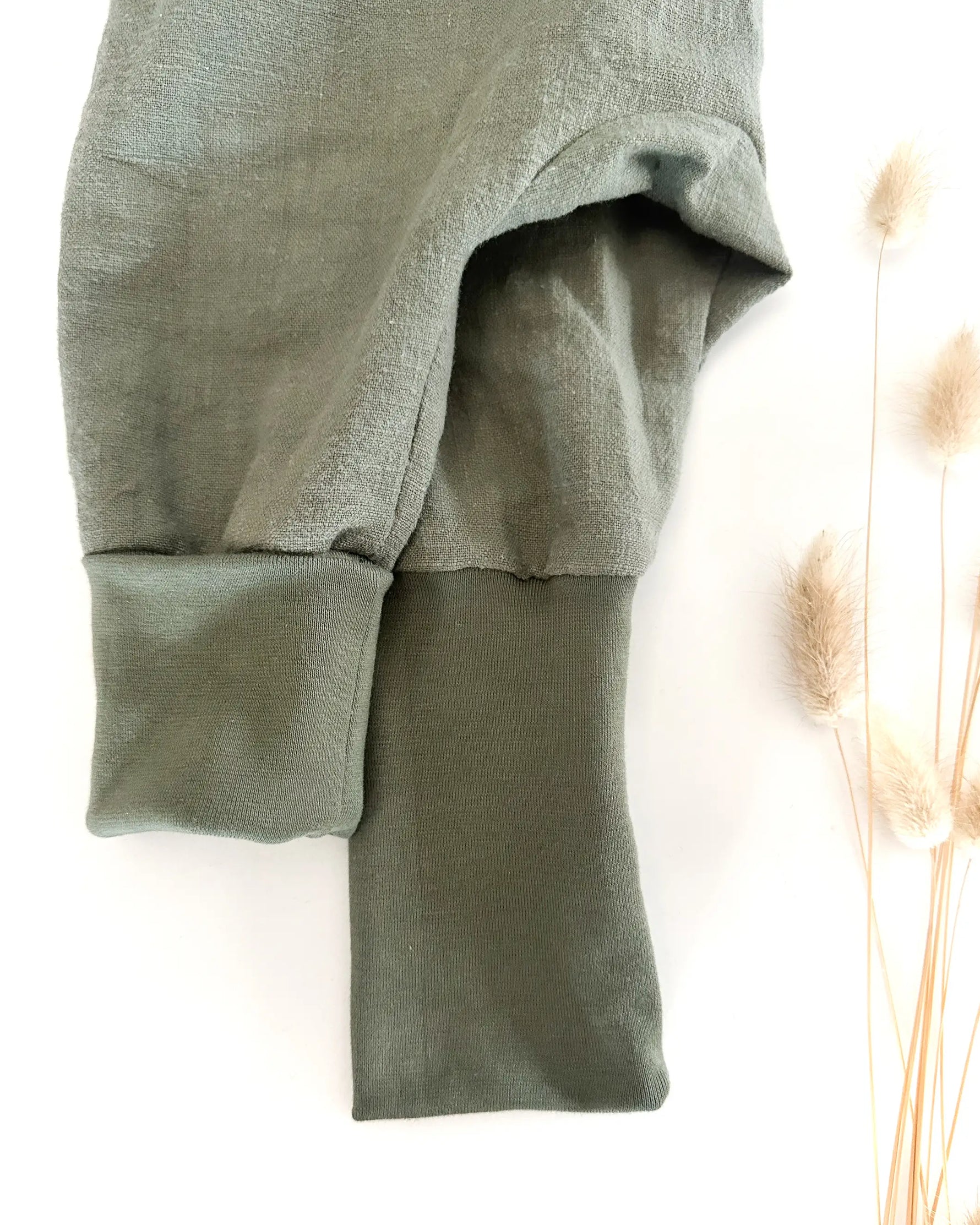 Leinen Knickerbocker für Babys und Kinder, bequeme Pumphose für Windelpopos mit Mitwachs-Bündchen, ideal für Stoffwindeln und viel Bewegungsfreiheit im Alltag.