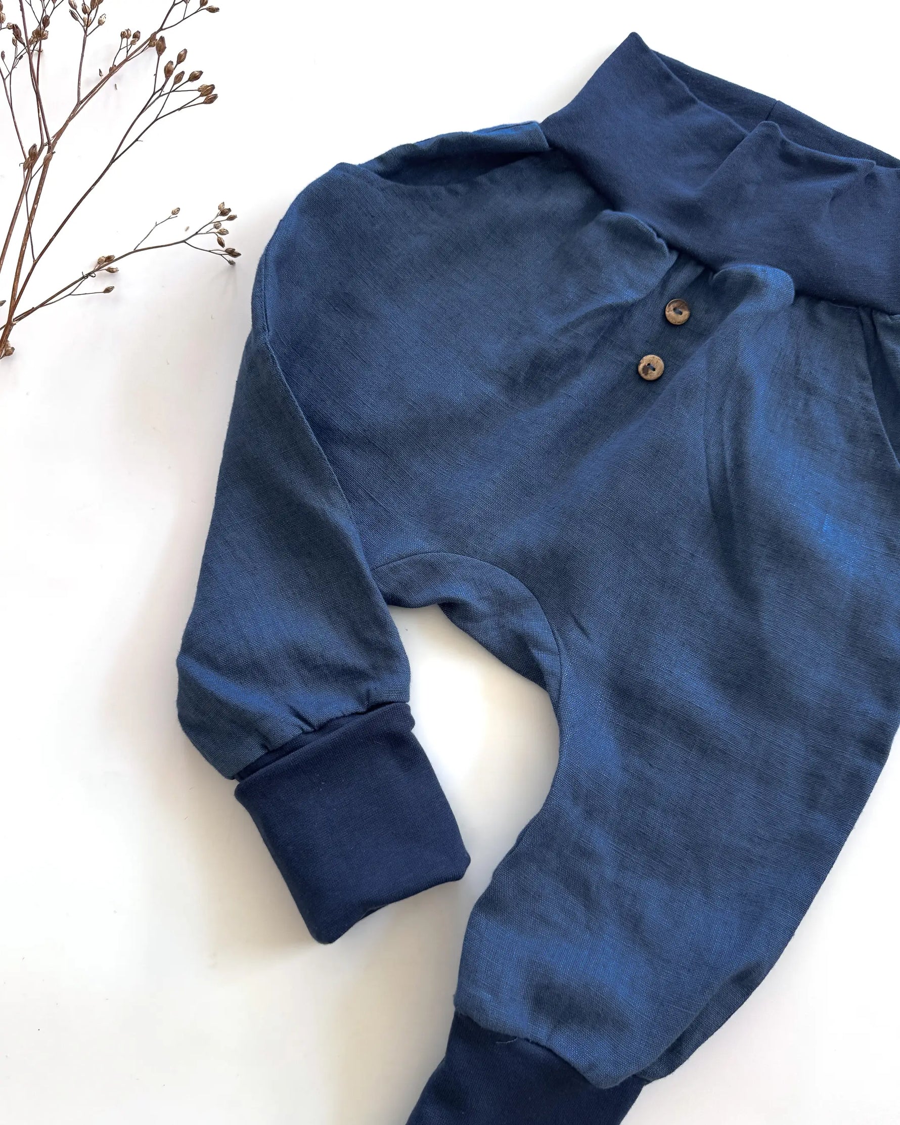 Baby und Kinderhose im Knickerbocker Style wie Michel Lönneberga aus Leinen unisex mit Taschen, weiche und robuste Kinderhose für jede Jahreszeit, bequem und vielseitig kombinierbar.