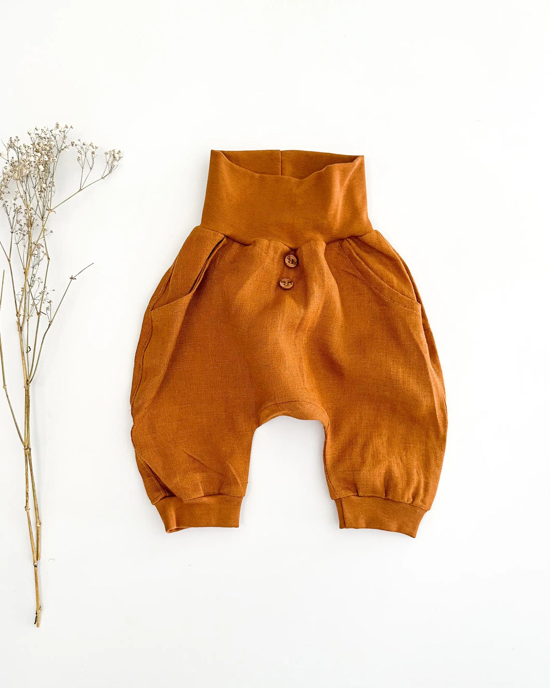 wunderbar weiche und qualitativ sehr hochwertige Leinenkleidung für dein Kind und Baby. Die Knickerbocker aus Leinen, Bio T-Shirt und Beanie sind ideal für Frühling und Sommer. Nebenbei sind sie super bequem und ein echtes Lieblingsstück im Kinder Kleiderschrank!