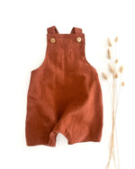 kurze Sommer Latzhose aus Leinen für Kinder und Babys - wunderbar weiche und qualitativ sehr hochwertige kurze leinenlatzhose im schicken salopette-schnitt. Die Kinderlatzhose ist ideal für heiße Sommertage geeignet und wächst lange mit. Besonders toll macht sie sich als Outfit für Taufe, Hochzeit, Geburtstagsfeier oder auch für ein Fotoshooting
