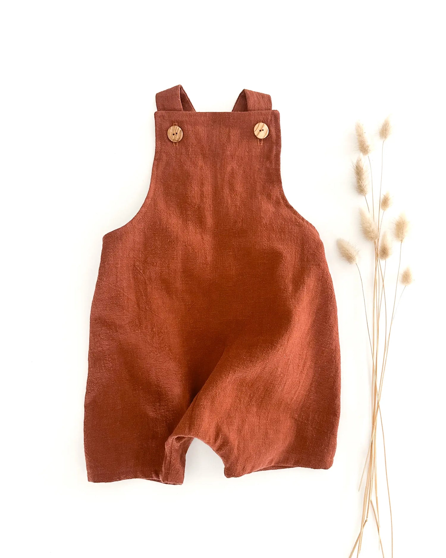 kurze Sommer Latzhose aus Leinen für Kinder und Babys - wunderbar weiche und qualitativ sehr hochwertige kurze leinenlatzhose im schicken salopette-schnitt. Die Kinderlatzhose ist ideal für heiße Sommertage geeignet und wächst lange mit. Besonders toll macht sie sich als Outfit für Taufe, Hochzeit, Geburtstagsfeier oder auch für ein Fotoshooting