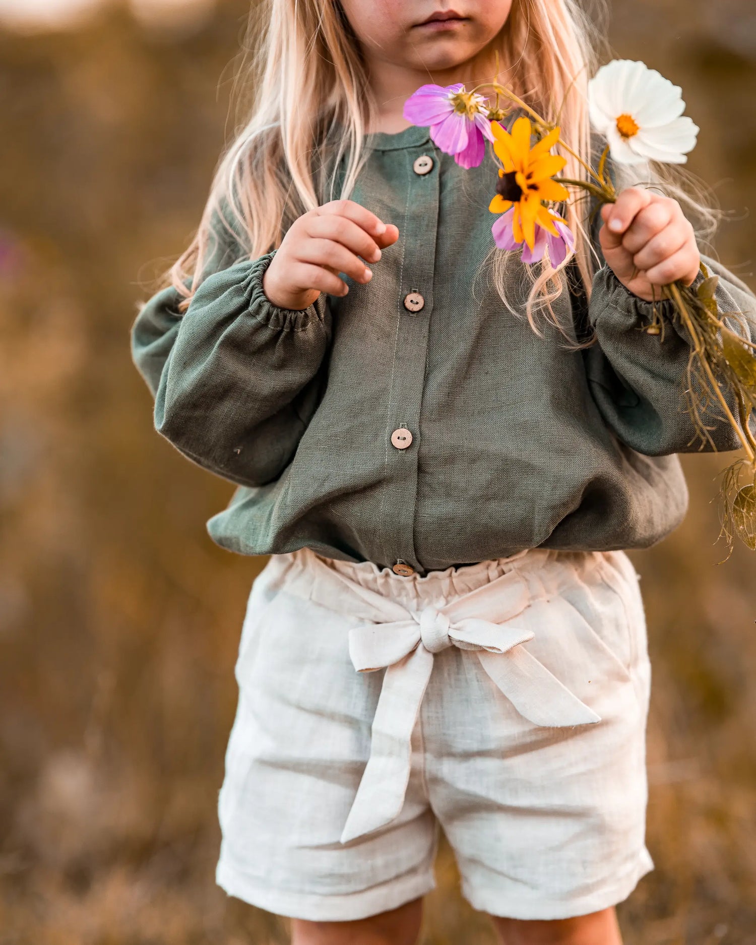 langarm Puffärmel leinen bluse für Kinder und Babys - natürlicher Sonnenschutz und Zeckenschutz kombiniert mit Paperbag Mädchen Shorts mit Schleife aus Leinen