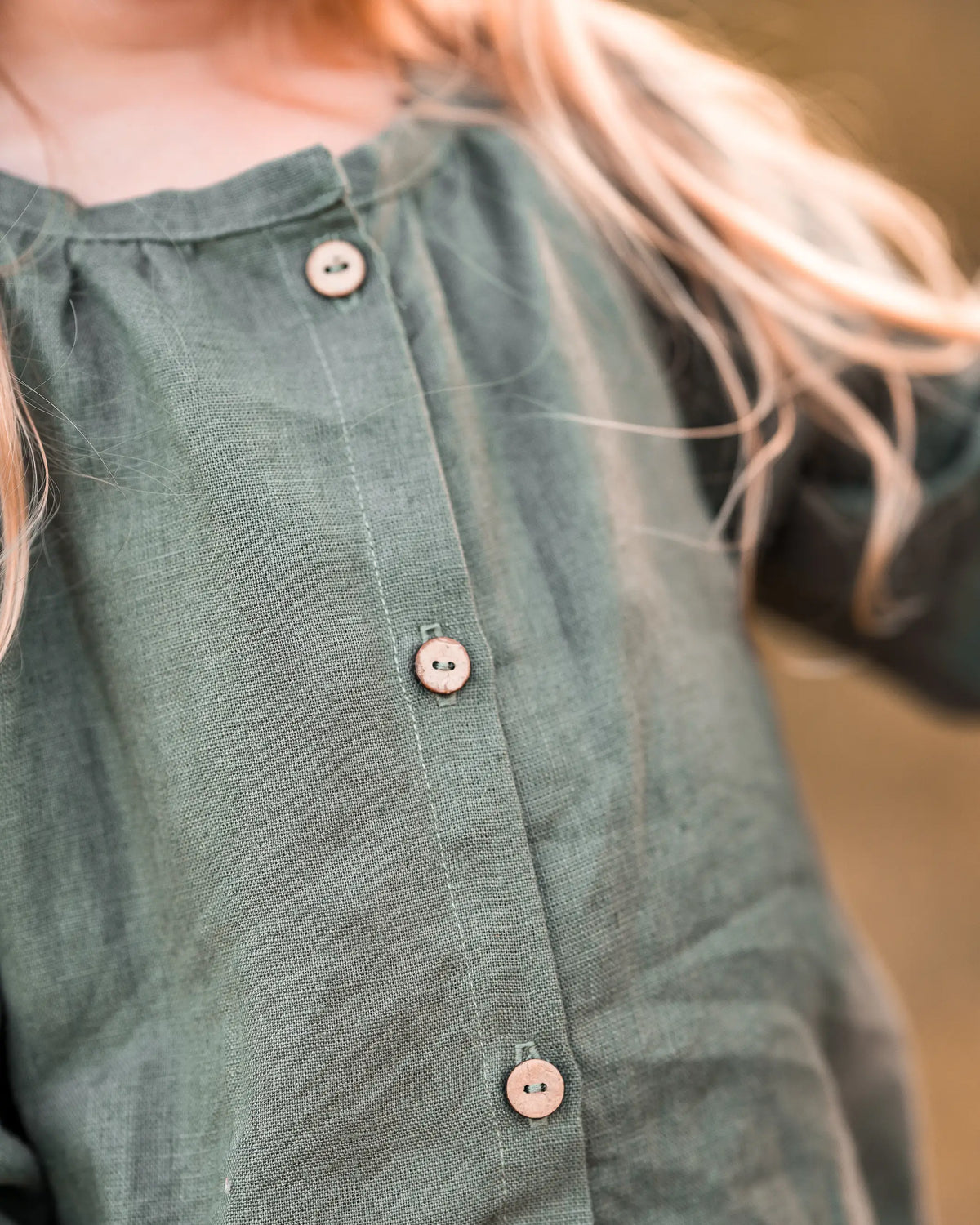 Leinenbluse Baby Kind mit Knopfleiste, locker geschnitten, nachhaltig und hautfreundlich, vielseitig kombinierbar für Sommer und Übergangszeit.
