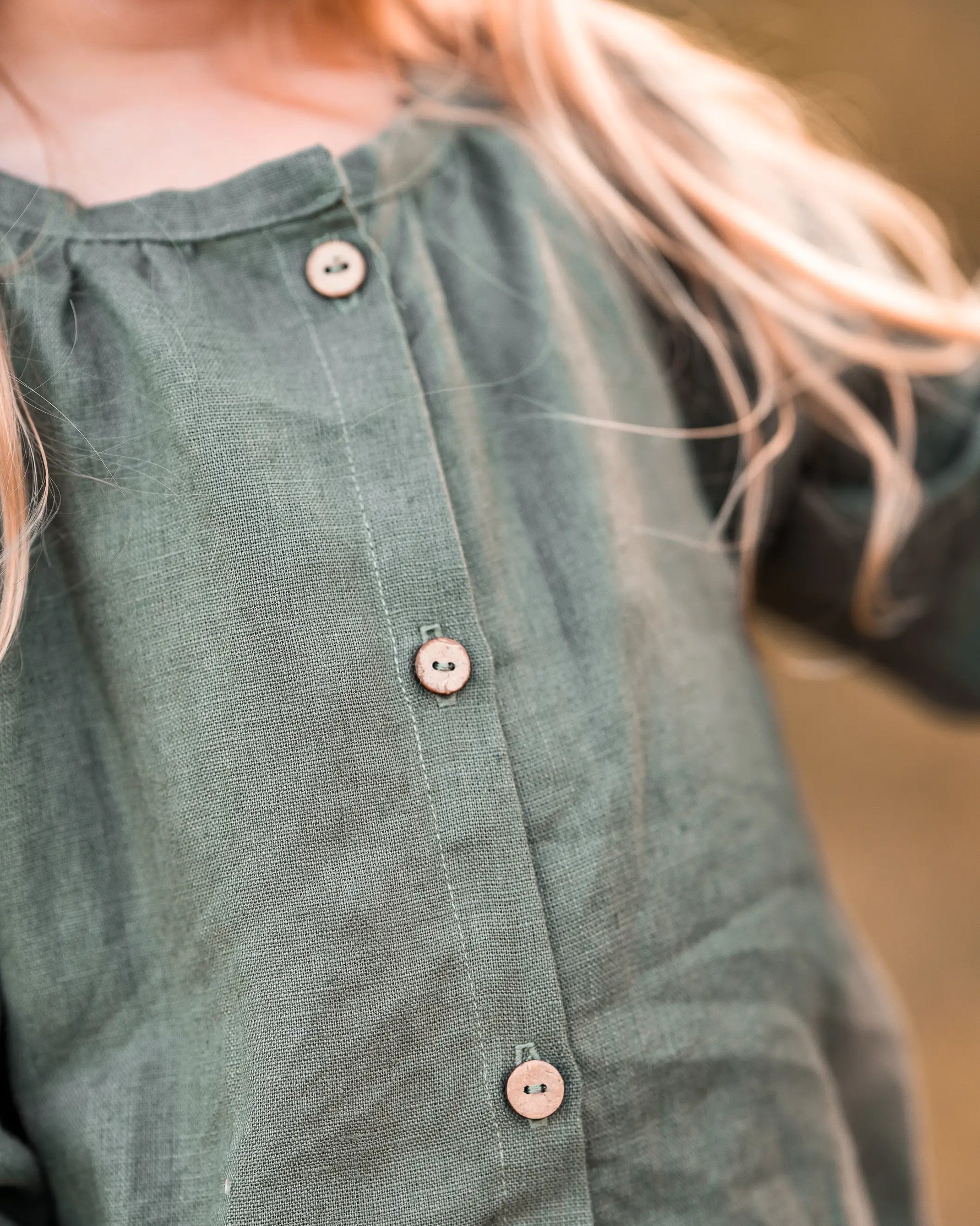 Leinenbluse Baby Kind mit Knopfleiste, locker geschnitten, nachhaltig und hautfreundlich, vielseitig kombinierbar für Sommer und Übergangszeit.