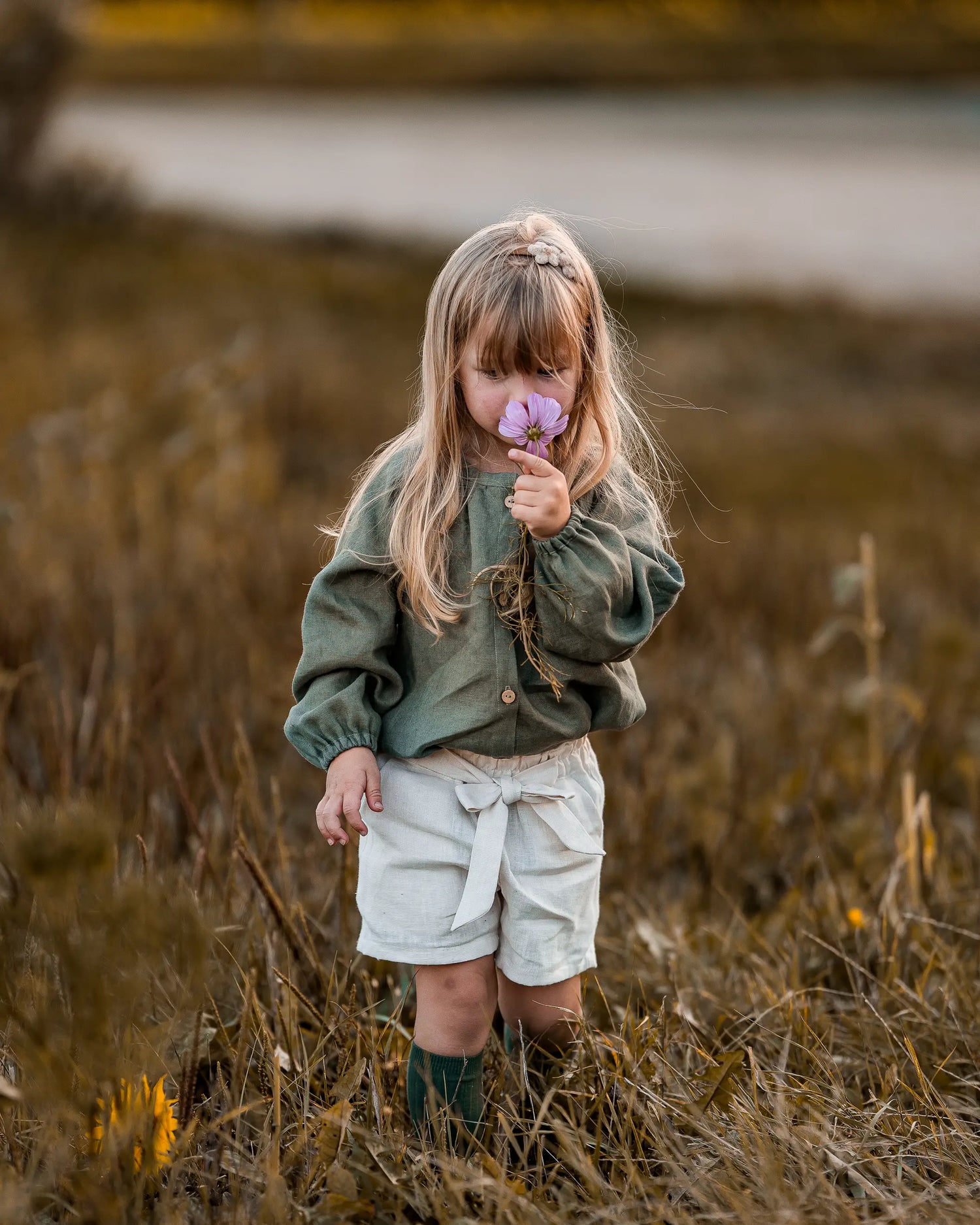 Kinder Baby Paperbag Shorts und Leinenbluse mit Knopfleiste aus 100% Leinen. Atmungsaktiv und aus nachhalatigen Materialien in Deutschland angefertigt. Mädchen Tunika Oberteil zum verlieben