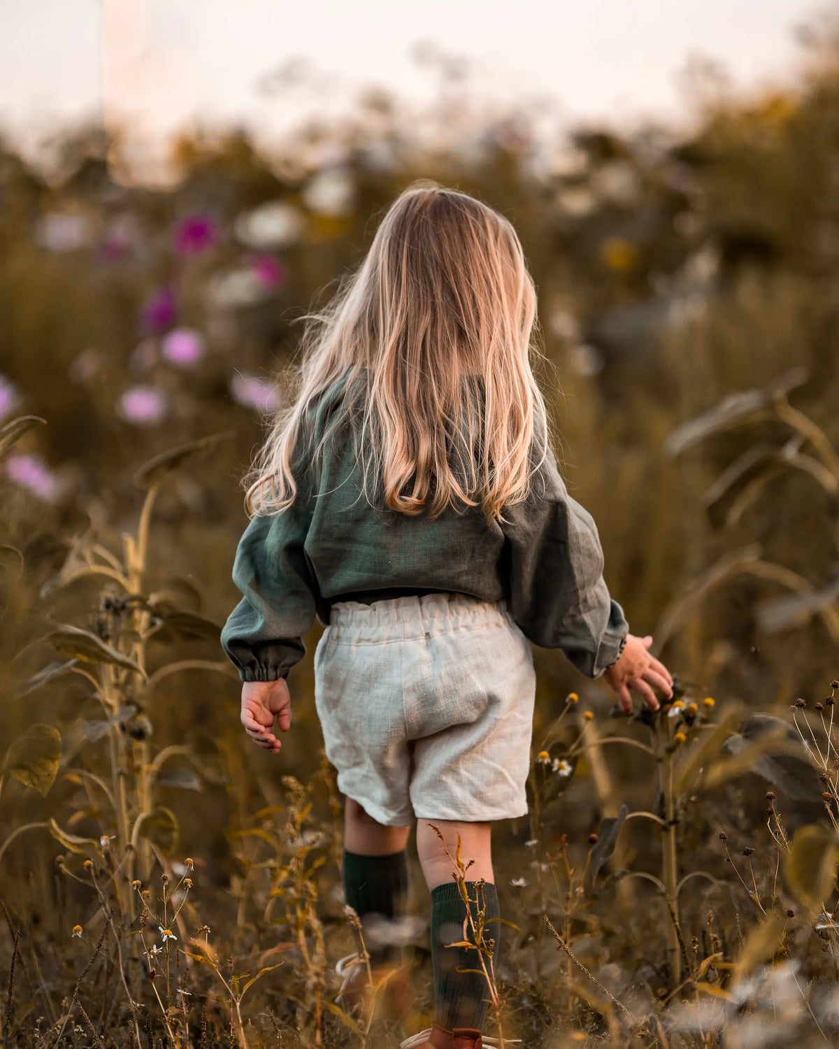Kinder Baby Leinenbluse mit Knopfleiste aus 100% Leinen. Atmungsaktiv und aus nachhalatigen Materialien in Deutschland angefertigt. Mädchen Tunika Oberteil zum verlieben kombiniert mit Leinen Paperbag Girl Shorts