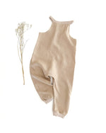 Kinder und Baby Schlupflatzhose aus wunderbar weichem Leinen. Der Baby Sommeranzug ist luftig leicht und ideal für warme Sommertage. Der Leinen Romper lässt sich einfach anziehen und bietet Kindern und Babys viel Bewegungsfreiheit.